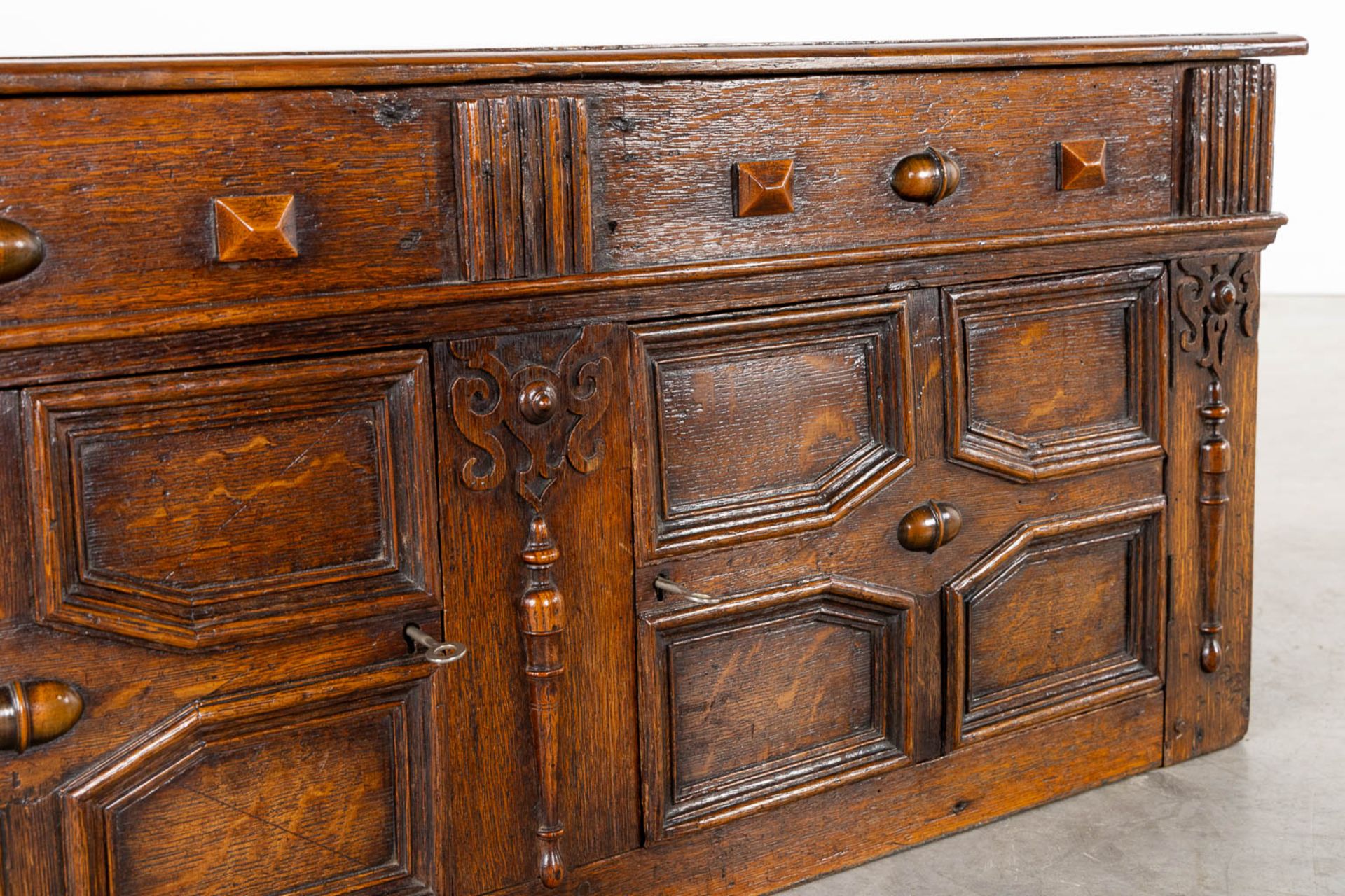 An antique commode, doors and drawers. Sculptured oak, 18th C. (L:55 x W:108 x H:109 cm) - Bild 14 aus 14