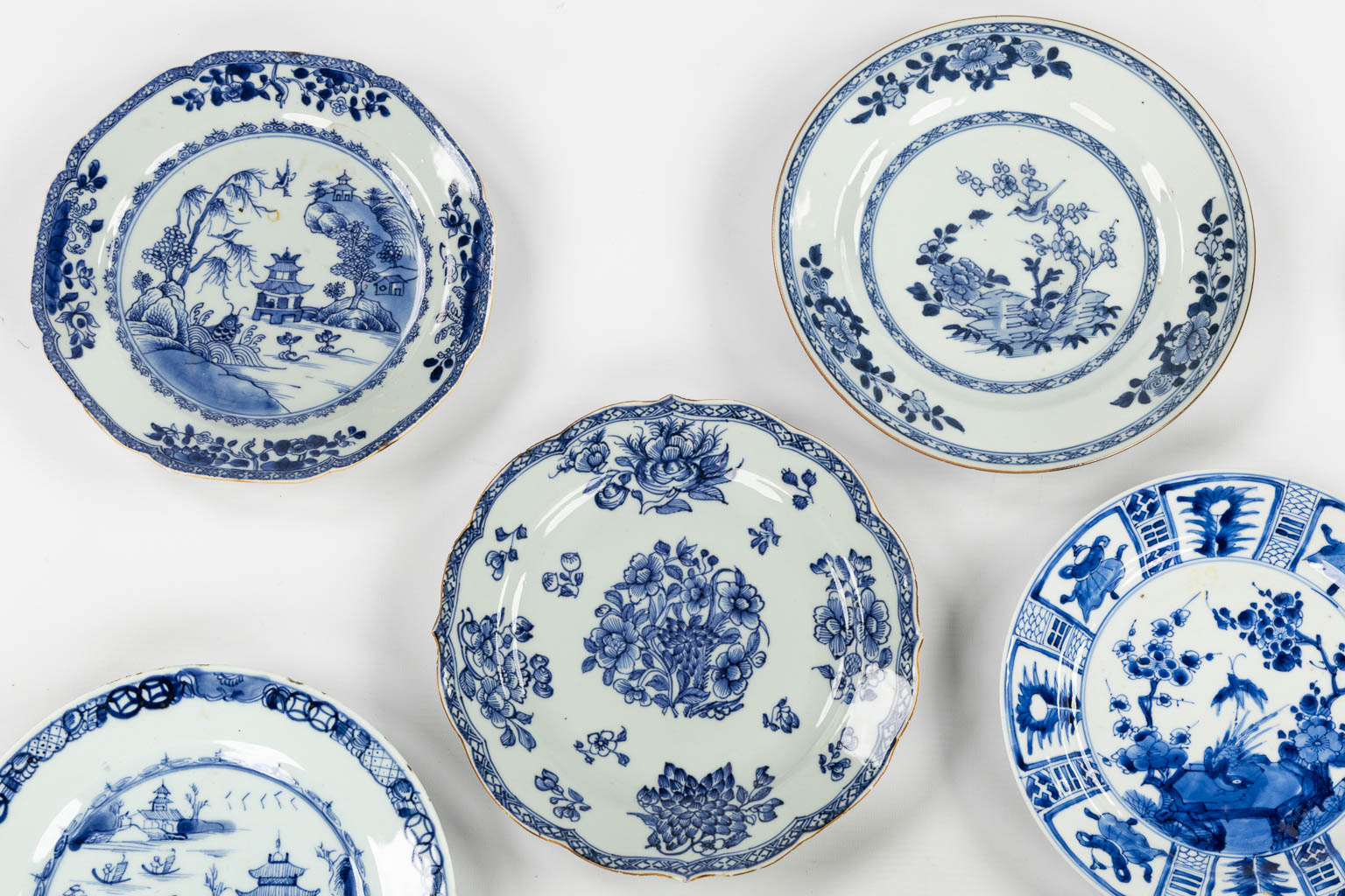 Eleven plates, Blue-White and Famille Rose, 18th and 19th C. (D:36,5 cm) - Image 7 of 9