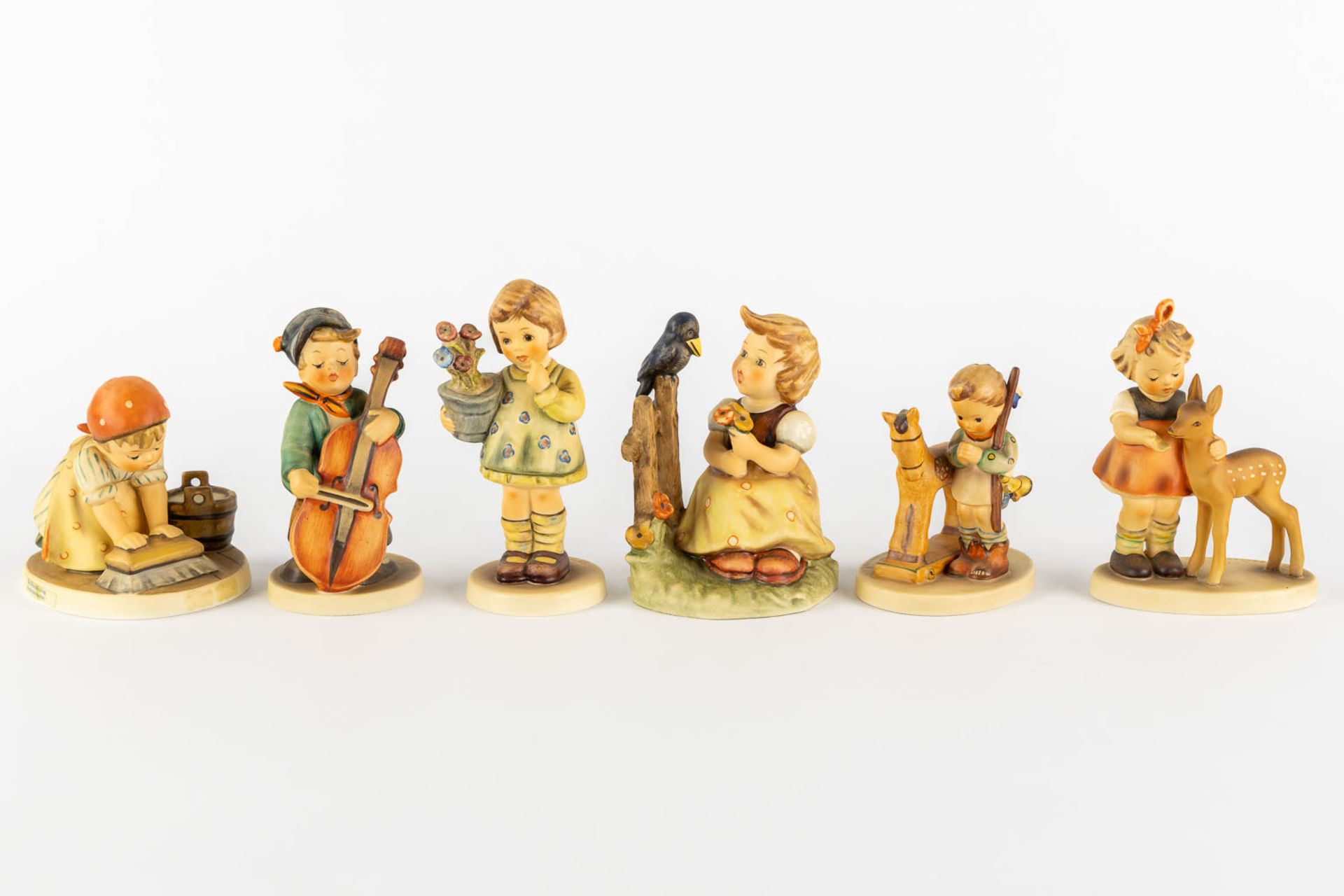 Hummel, 12 figurines, polychrome porcelain. (H:21 cm) - Image 7 of 10