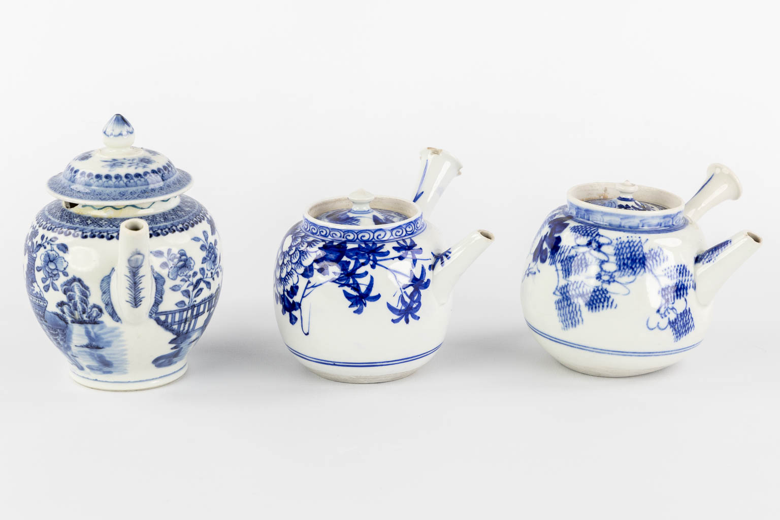 Three Chinese and Japanese teapots, blue-white decor. (W:20 x H:14 cm) - Image 6 of 17