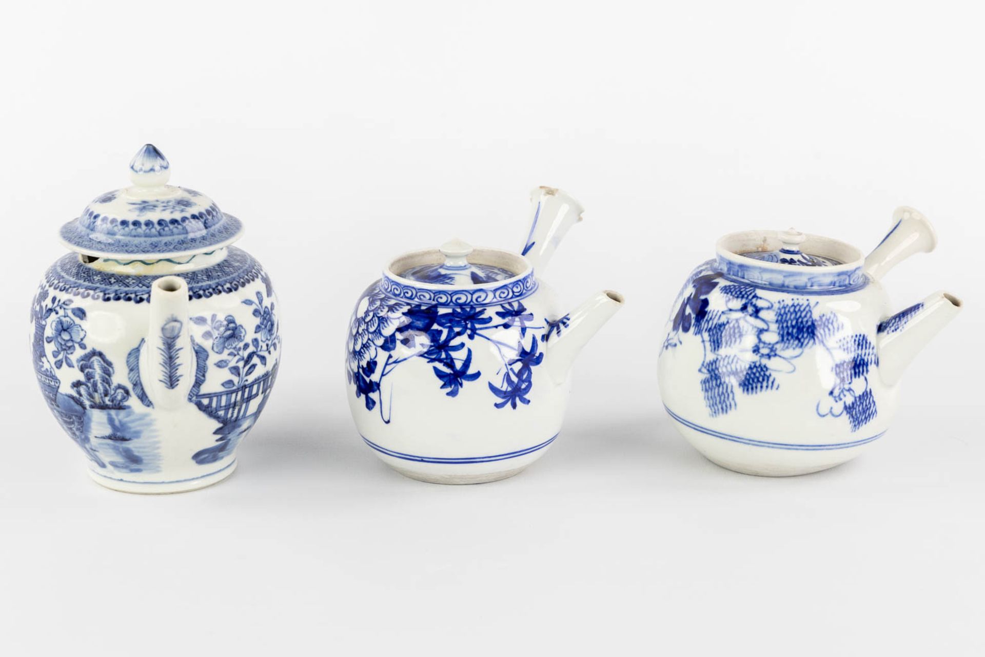 Three Chinese and Japanese teapots, blue-white decor. (W:20 x H:14 cm) - Bild 6 aus 17
