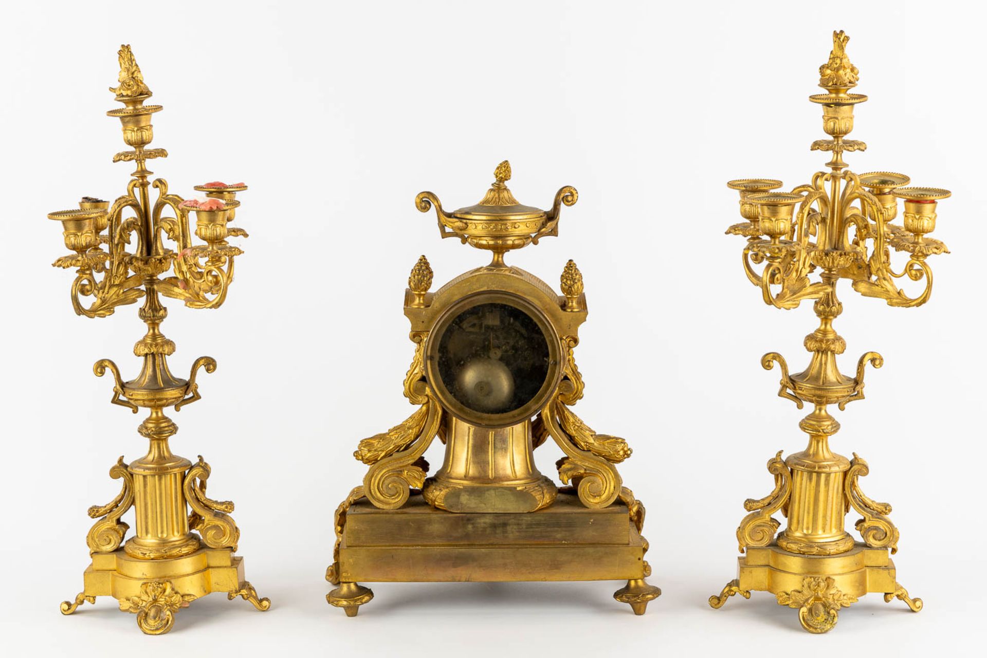 A three-piece mantle garniture clock and candelabra, gilt bronze. 19th C. (L:20 x W:32 x H:43 cm) - Bild 5 aus 13