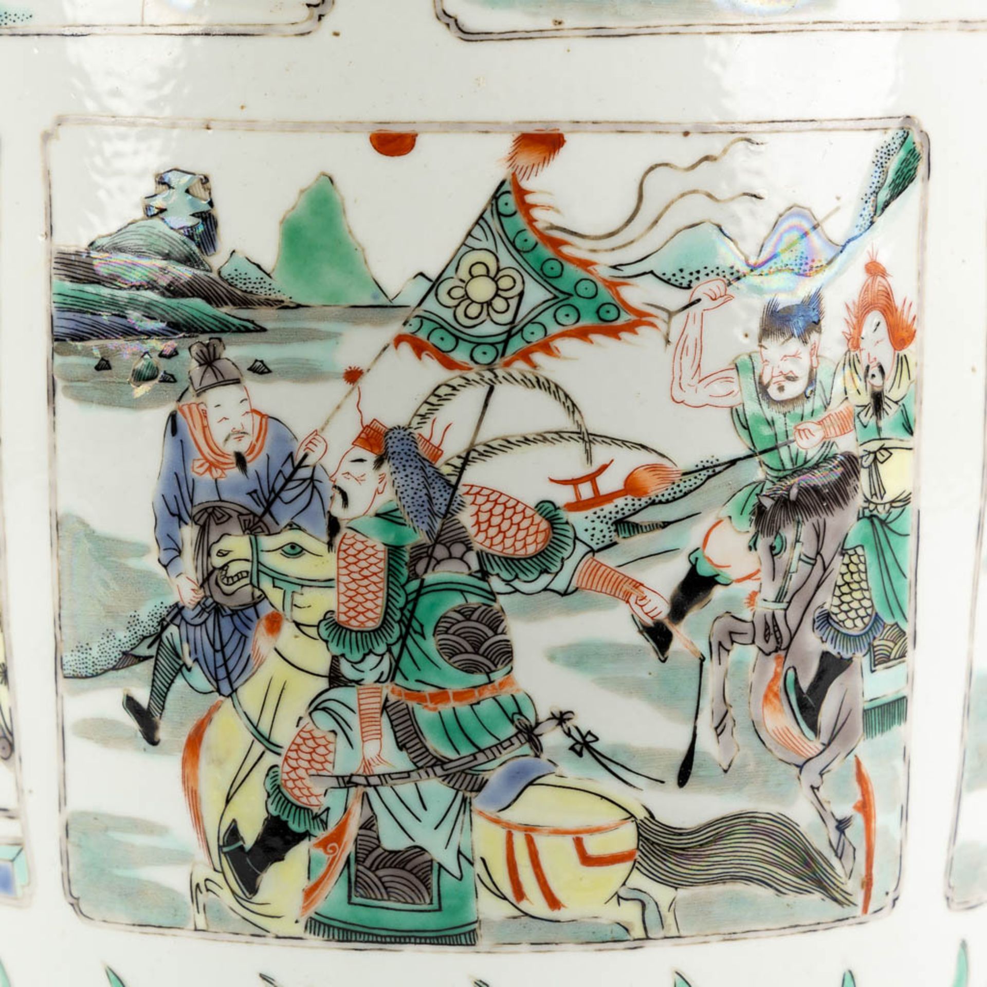 A Chinese Famille Verte vase, 'Roulleau' vase. Kangxi mark. (H:46 x D:20 cm) - Bild 11 aus 13