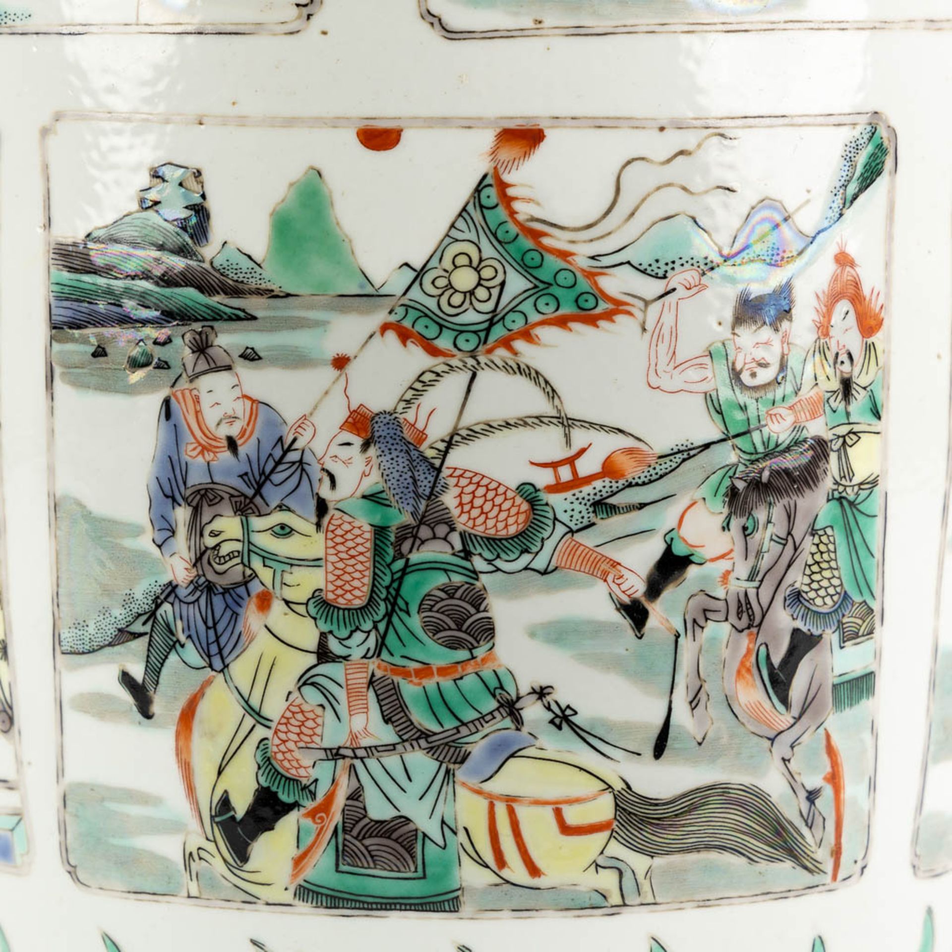 A Chinese Famille Verte vase, 'Roulleau' vase. Kangxi mark. (H:46 x D:20 cm) - Image 11 of 13