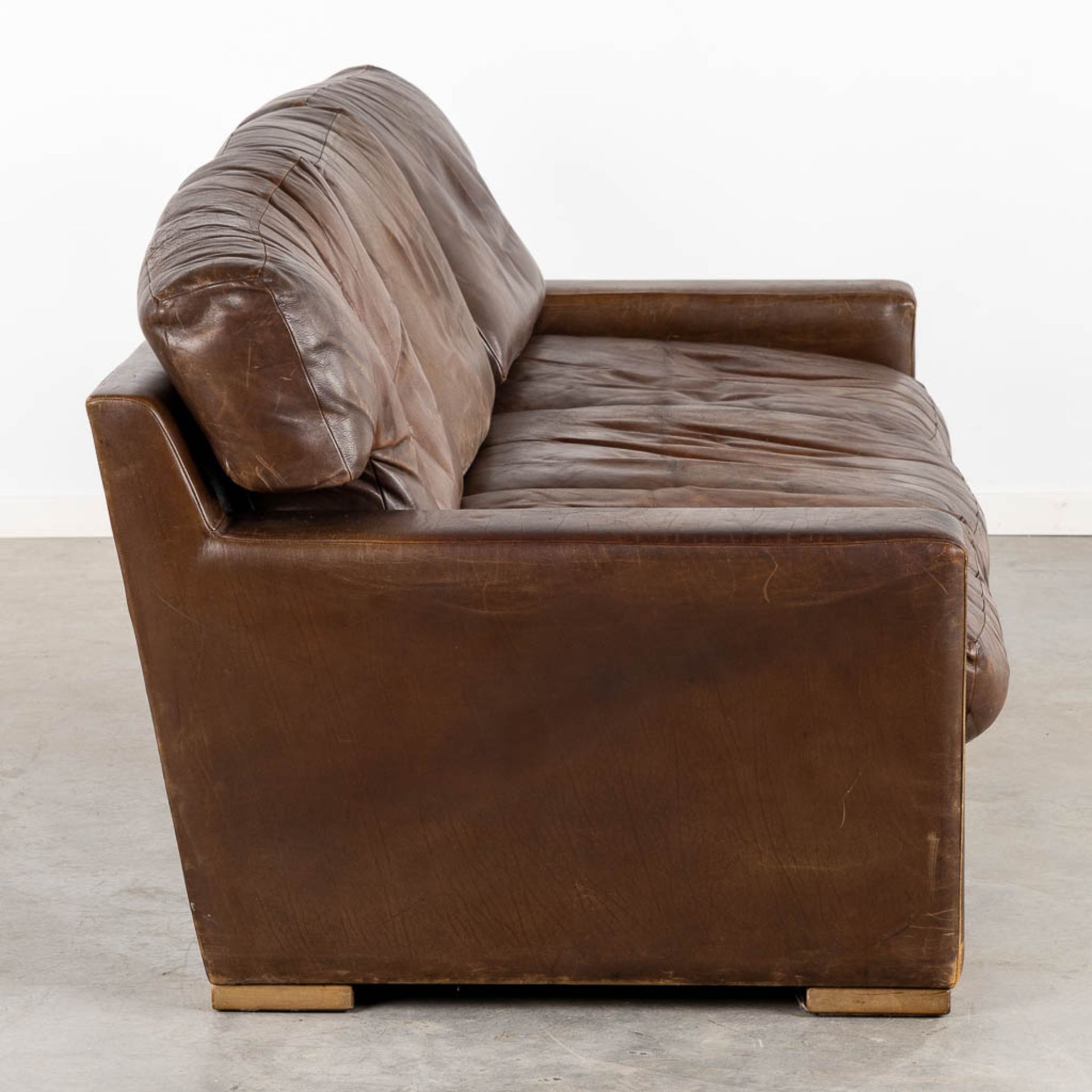 A vintage, three-person leather sofa. Circa 1970. (L:90 x W:225 x H:78 cm) - Bild 6 aus 12