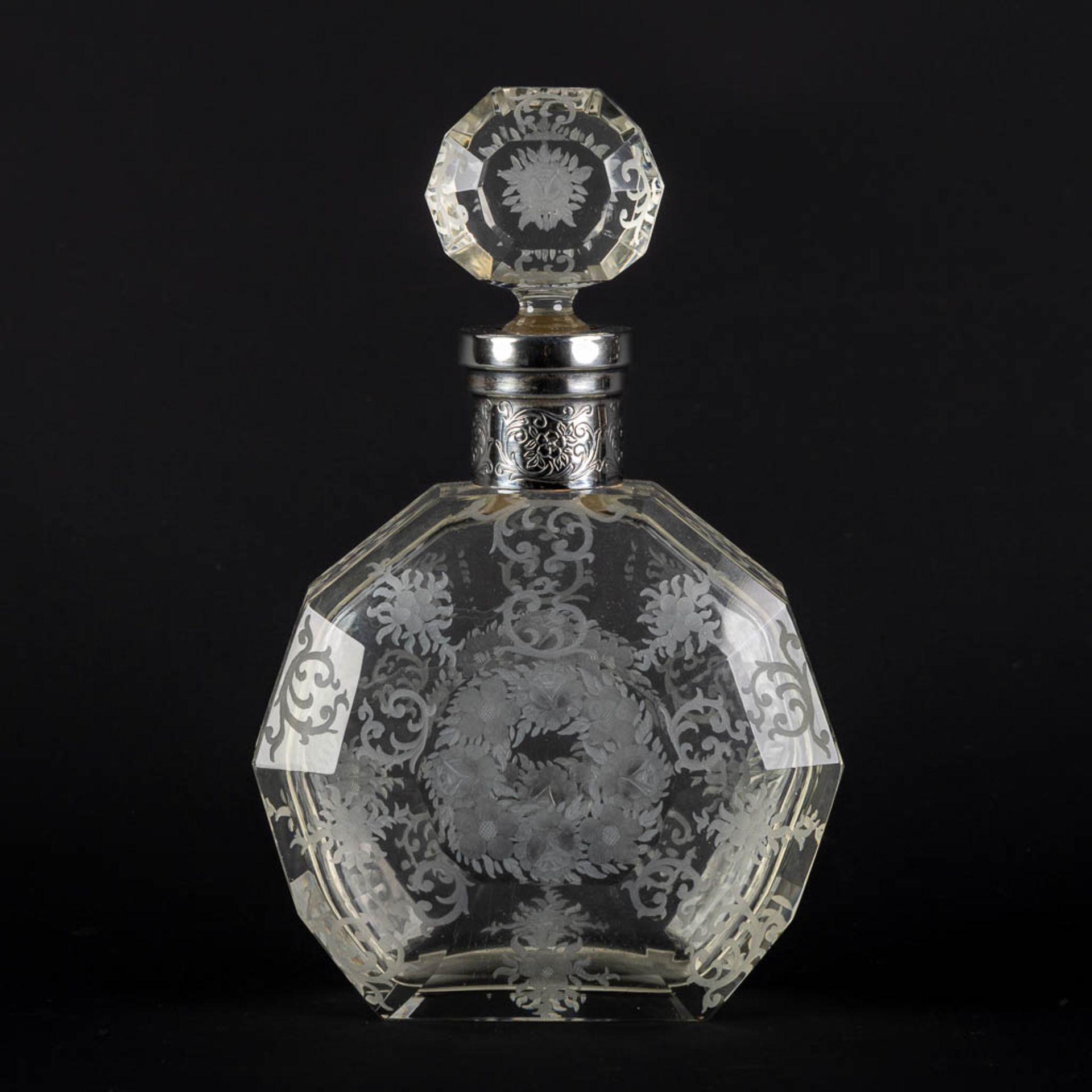 A perfume bottle, etched and mounted with a silver collar, glass. 19th C. (L:8 x W:17 x H:26,5 cm) - Bild 5 aus 11
