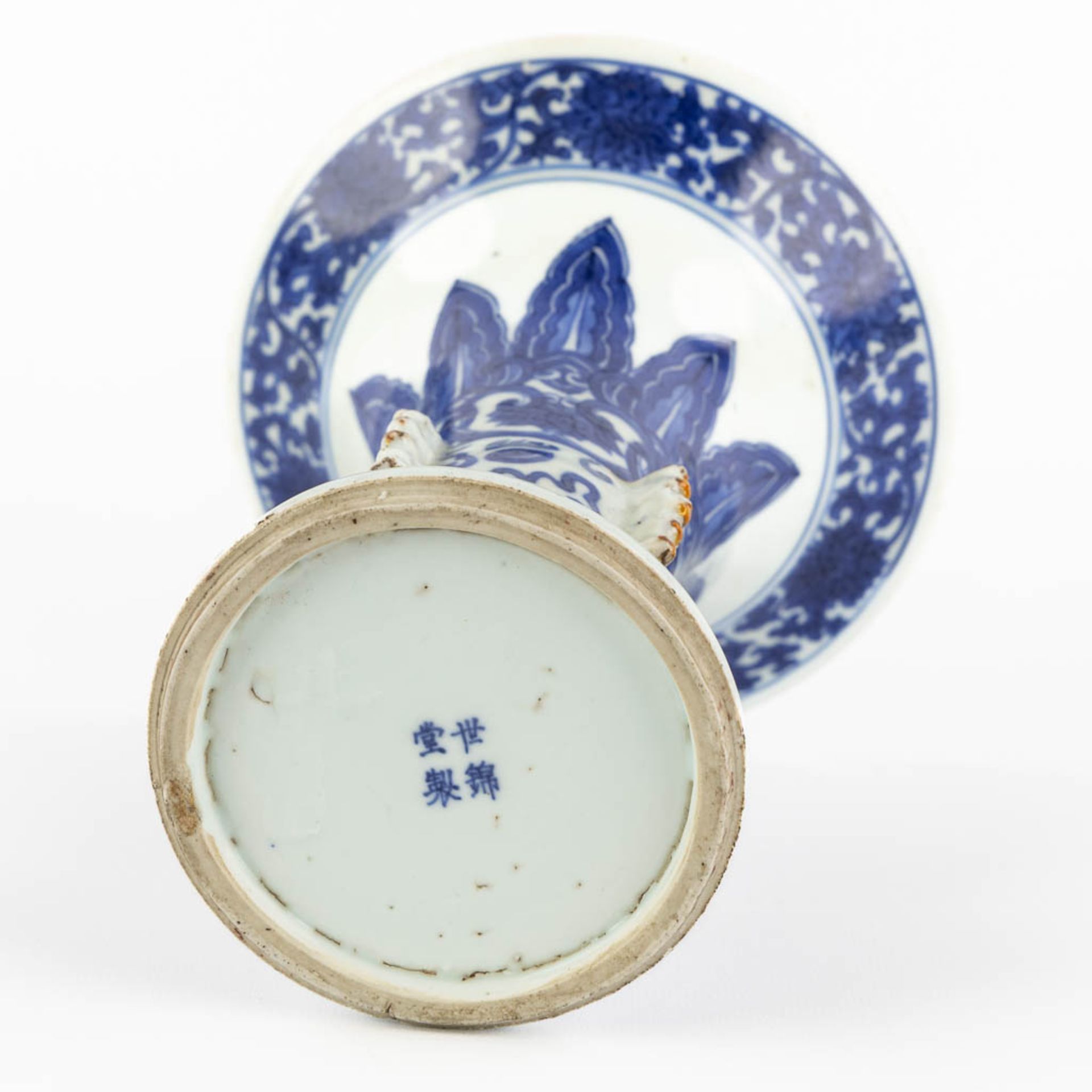 A Chinese Beaker vase, blue-white, Kangxi or Yongzheng period. (H:20 x D:15,5 cm) - Bild 7 aus 11