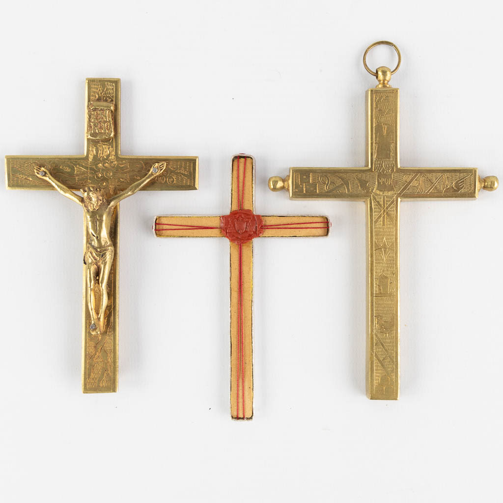 A reliquary crucifix with 5 relics and the original document, Domini Nostri Jesu Christi. (W:9 x H:1 - Image 12 of 12