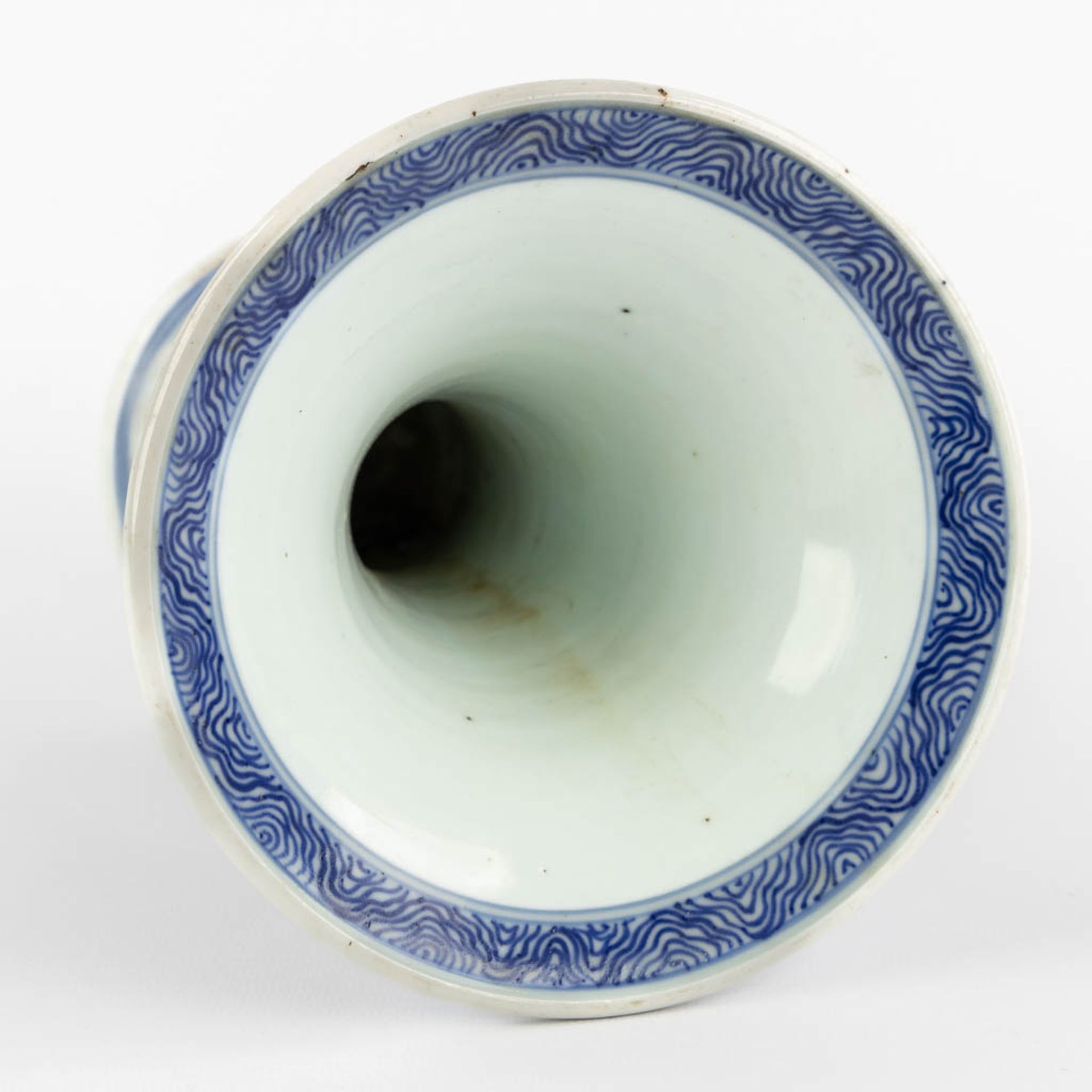 A Chinese Beaker vase, blue-white, Kangxi or Yongzheng period. (H:20 x D:15,5 cm) - Image 9 of 11