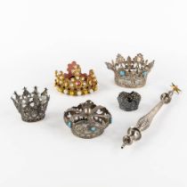 4 silver crowns and a sceptre, added a fabric crown. 211g. (L:33,5 cm)