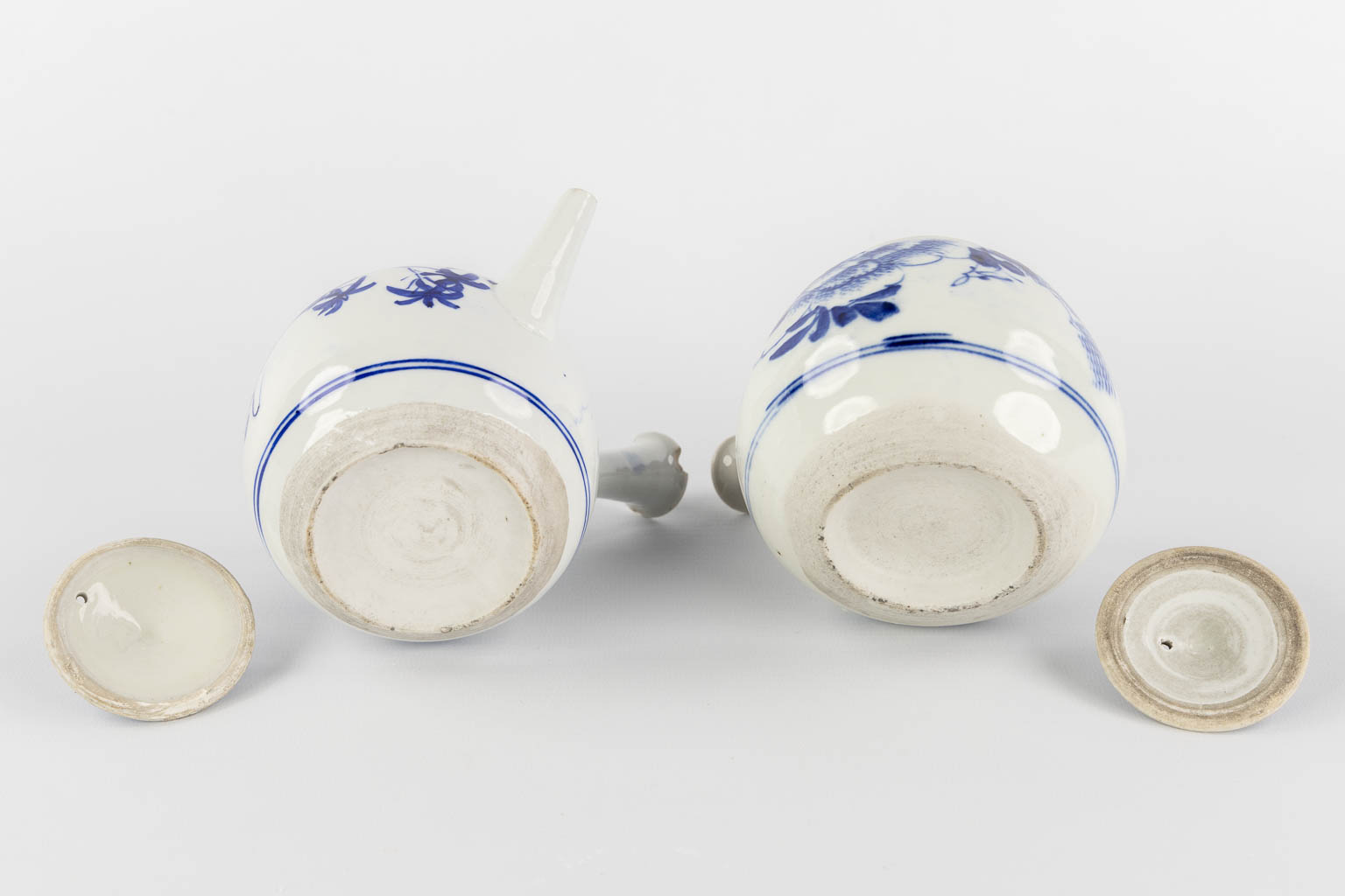 Three Chinese and Japanese teapots, blue-white decor. (W:20 x H:14 cm) - Image 13 of 17