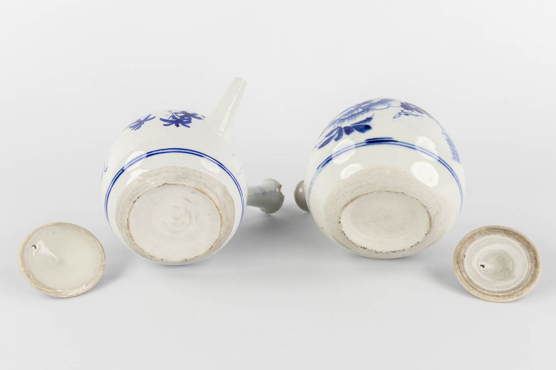 Three Chinese and Japanese teapots, blue-white decor. (W:20 x H:14 cm) - Image 13 of 17