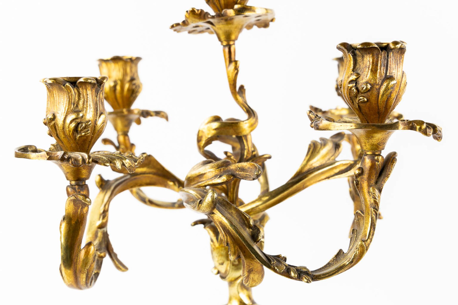 A pair of table candelabra, gilt bronze in Louis XV style. Circa 1900. (H:52 x D:37 cm) - Bild 10 aus 11