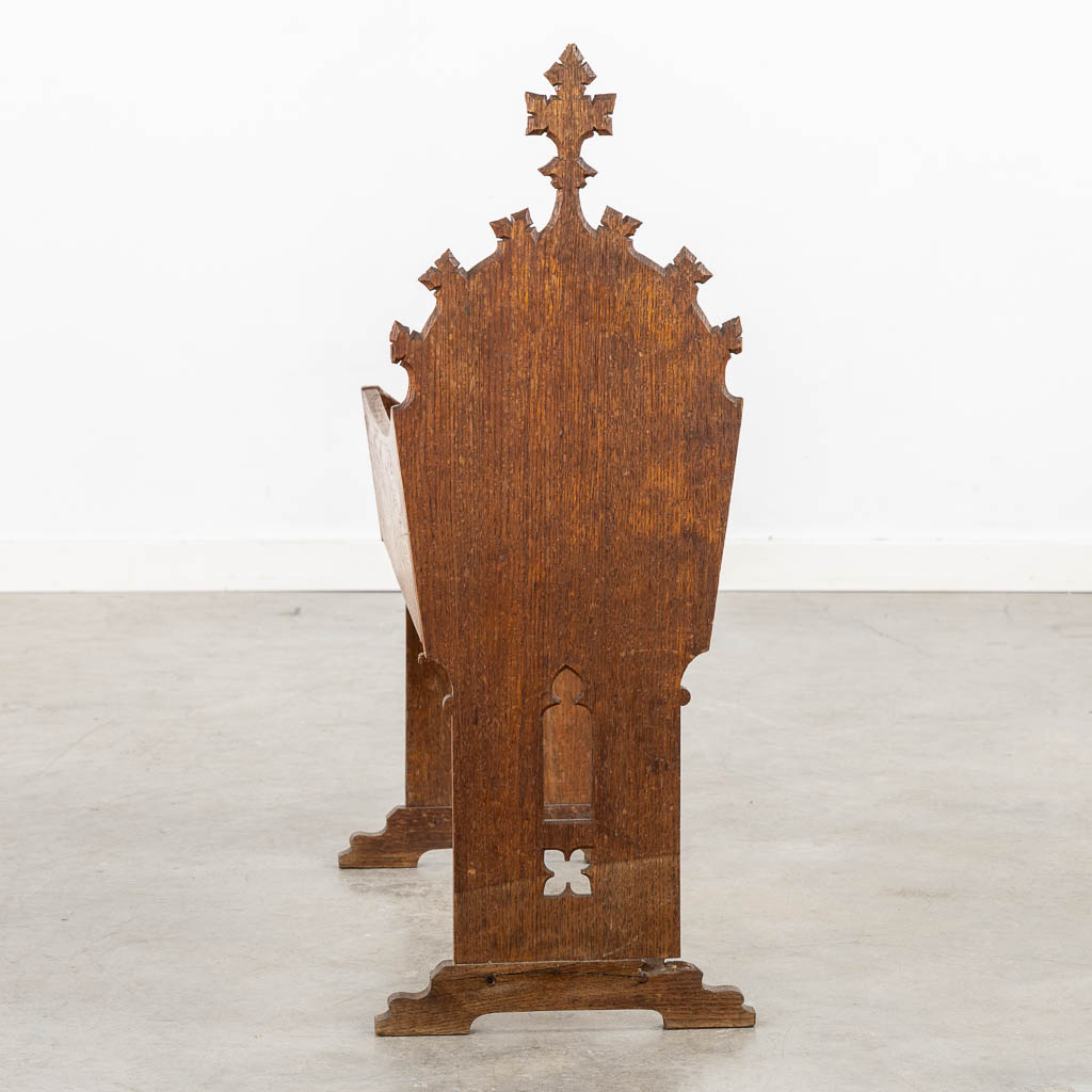 A small manger, sculptured wood, Gothic Revival. (L:29 x W:62 x H:81 cm) - Image 5 of 10