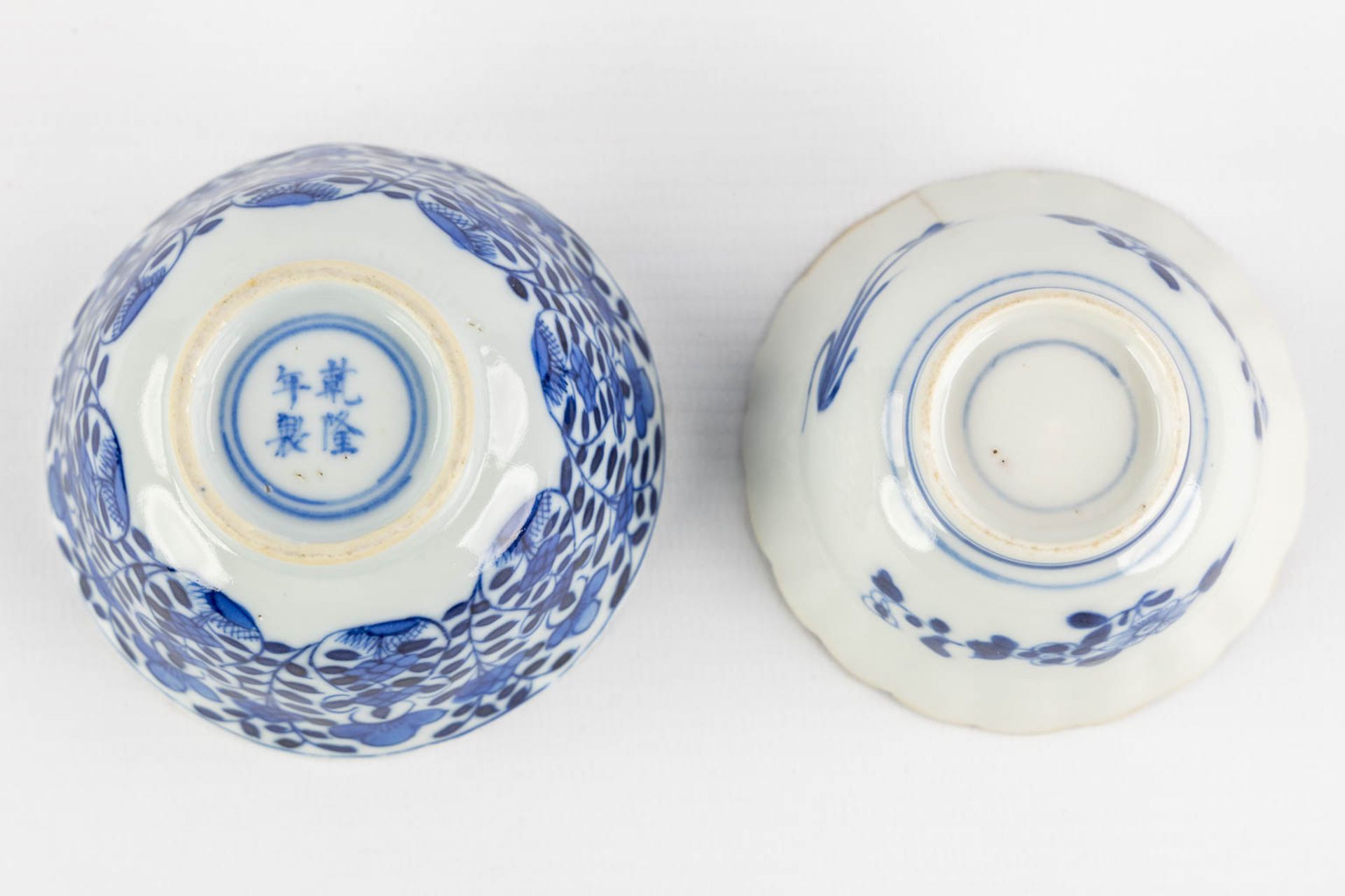A pair of Chinese plate, blue-white decor of 'Fish and Crab', 19th C. (D:13,5 cm) - Image 7 of 9