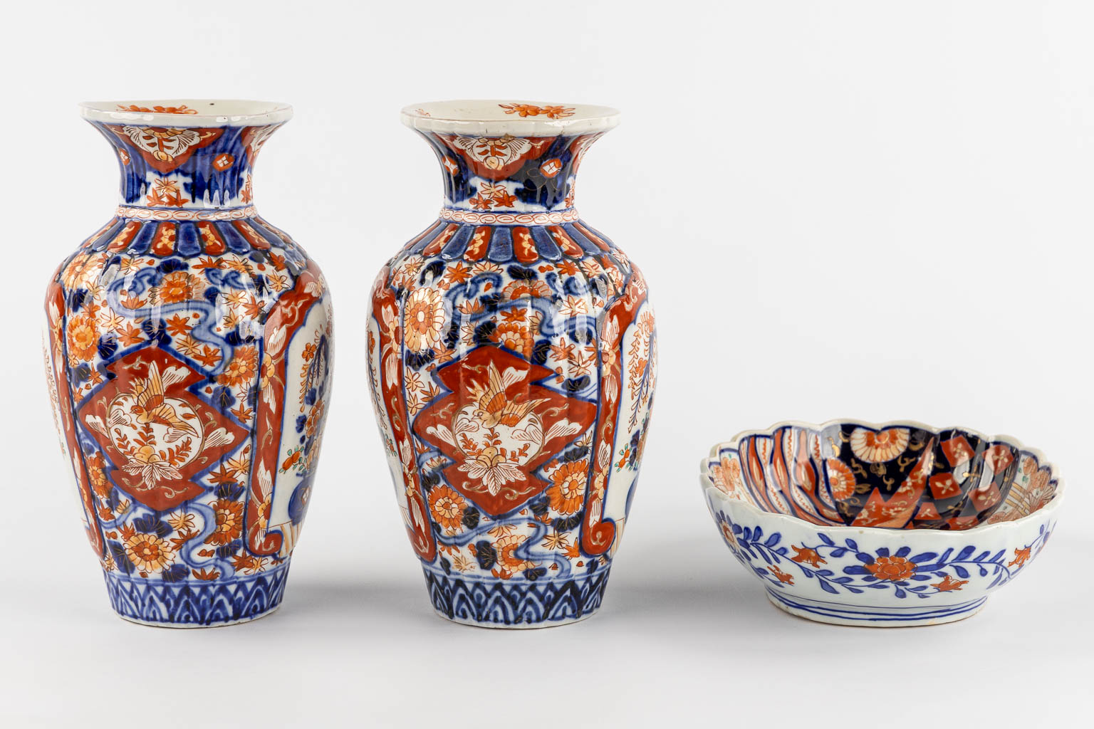 A pair of vases and a bowl, Japanese Imari porcelain. (H:25 x D:14 cm) - Image 4 of 11