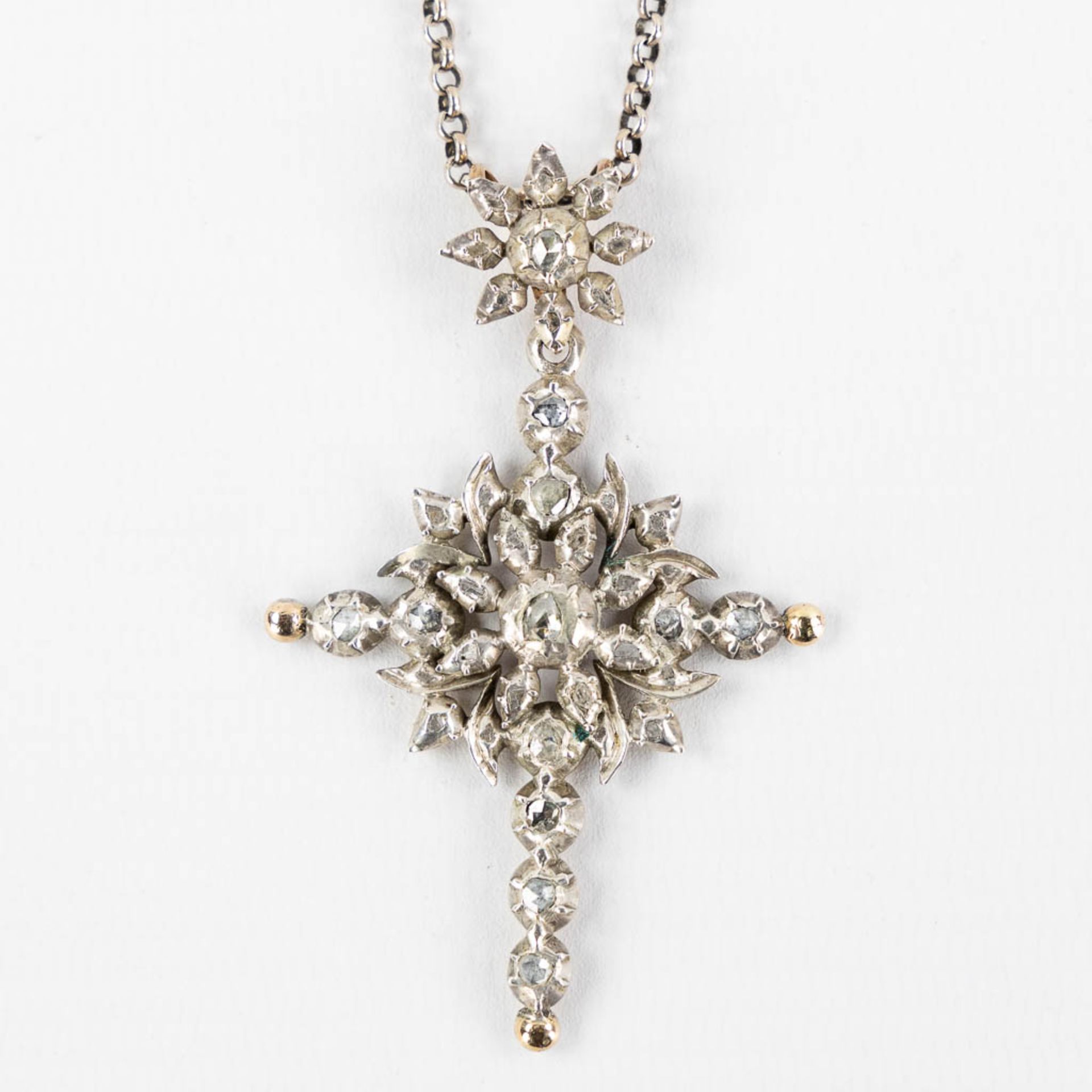 Three antique pendants in the shape of a crucifix, with old-cut diamonds. 18kt white and yelow gold. - Image 4 of 9