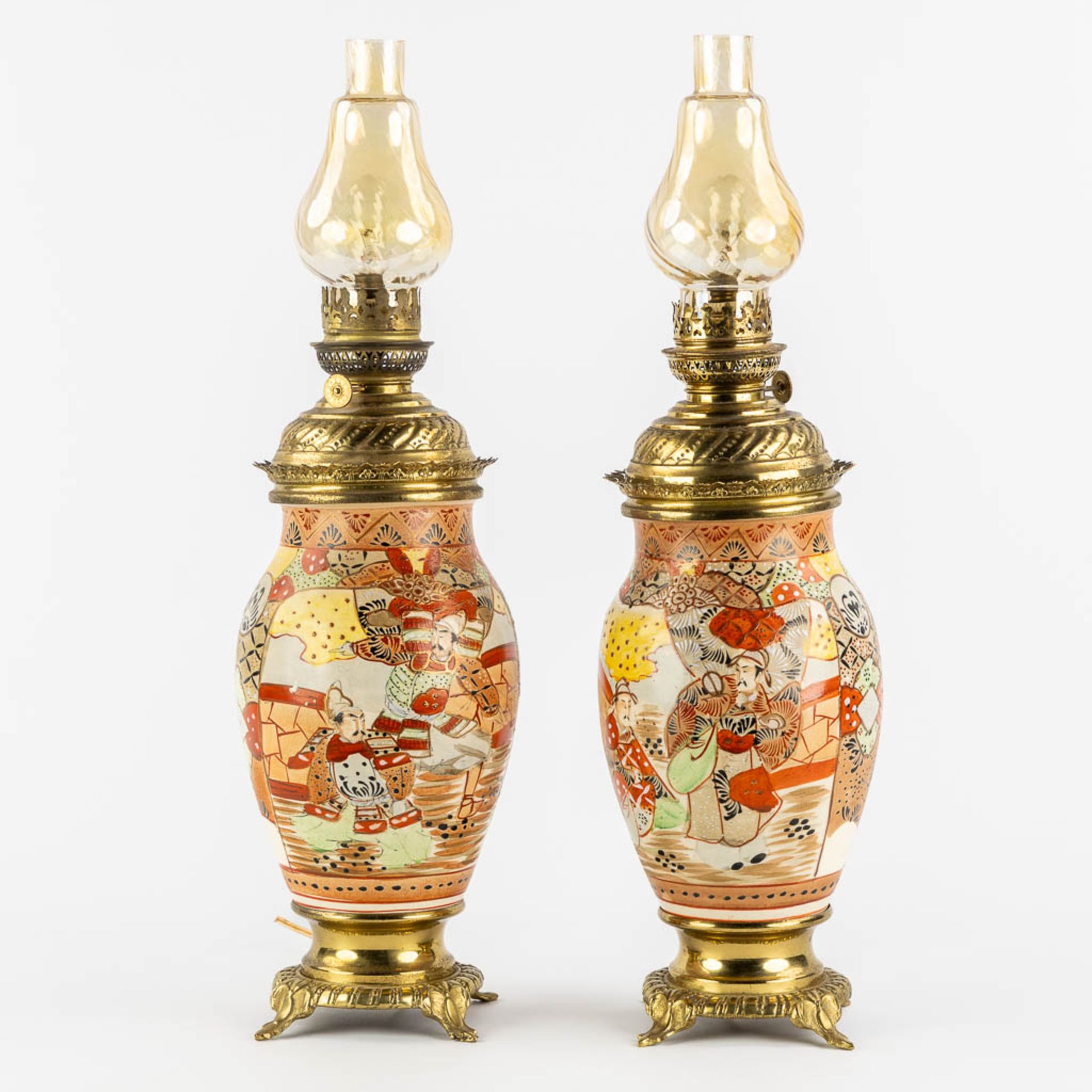 Two Japanese Kutani oil lamps, added two vases. (H:57 x D:15 cm) - Bild 3 aus 16