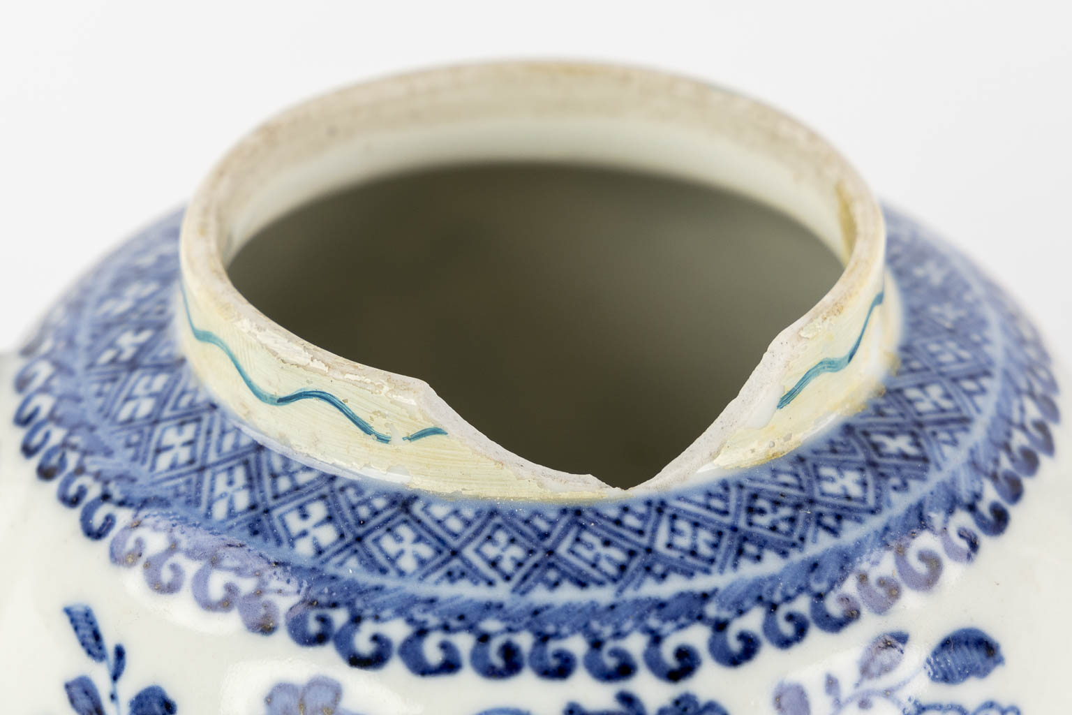 Three Chinese and Japanese teapots, blue-white decor. (W:20 x H:14 cm) - Image 9 of 17