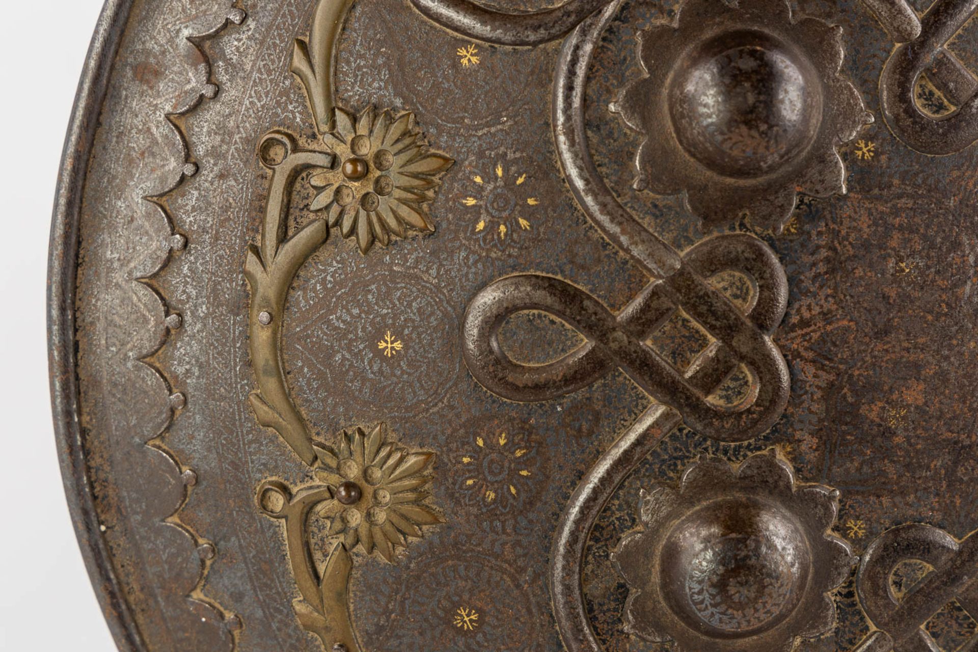 An antique Shield, Indo-Persian, Dhal, India. 19th C. (H:5 x D:31 cm) - Bild 5 aus 8