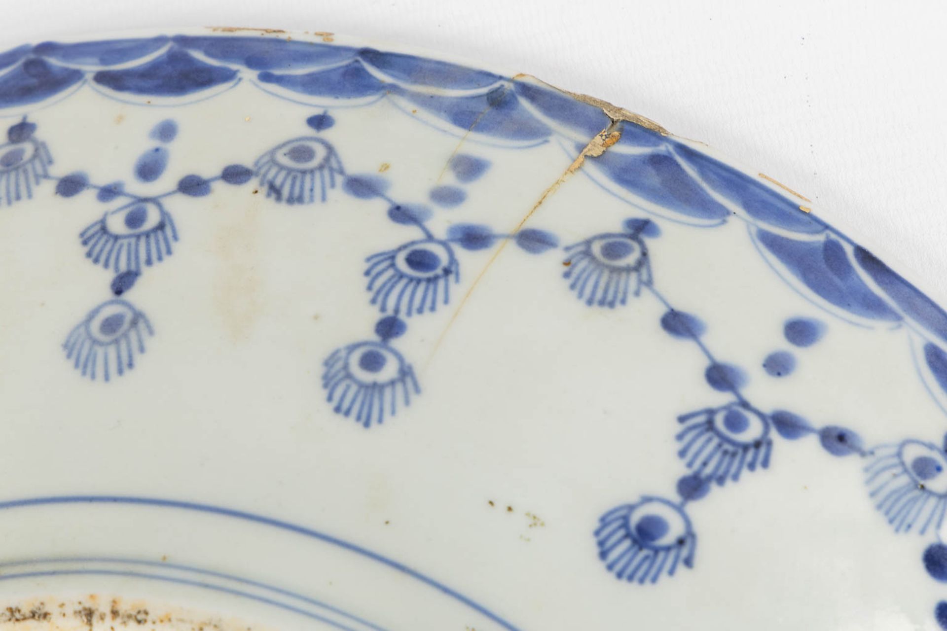 Four plates and two vases, Japan, Imari. 19th and 20th C. (H:34,5 x D:17 cm) - Bild 6 aus 19