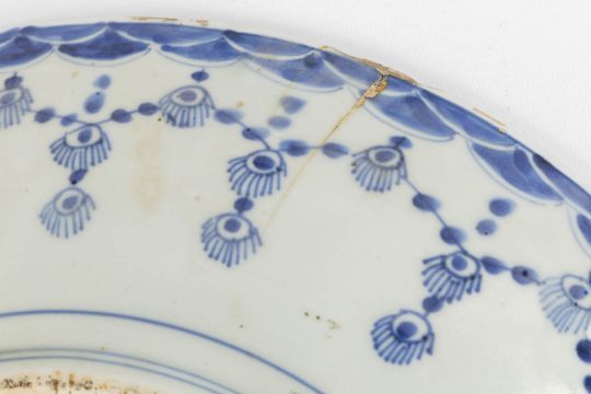 Four plates and two vases, Japan, Imari. 19th and 20th C. (H:34,5 x D:17 cm) - Image 6 of 19