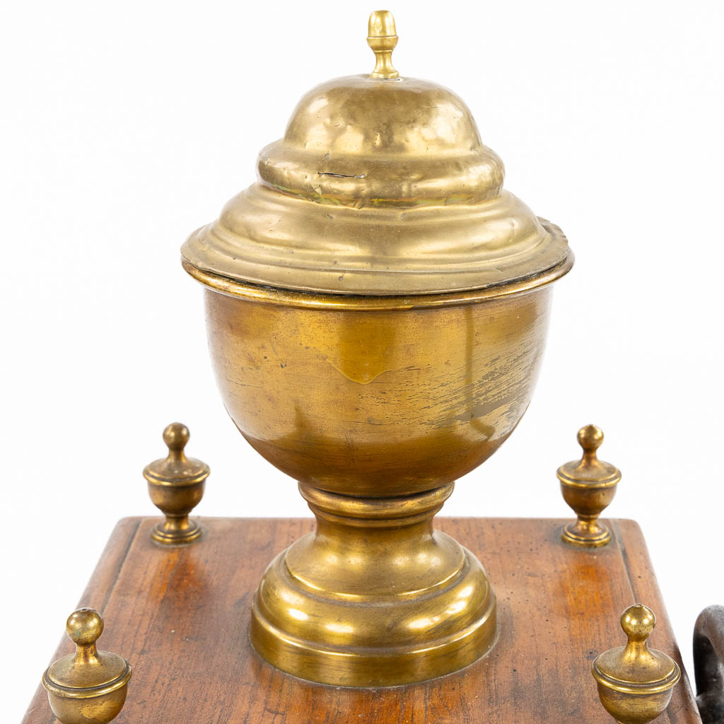 A large and antique 'Coffee Grinder' copper, iron and wood. (L:28 x W:51 x H:52 cm) - Image 10 of 10