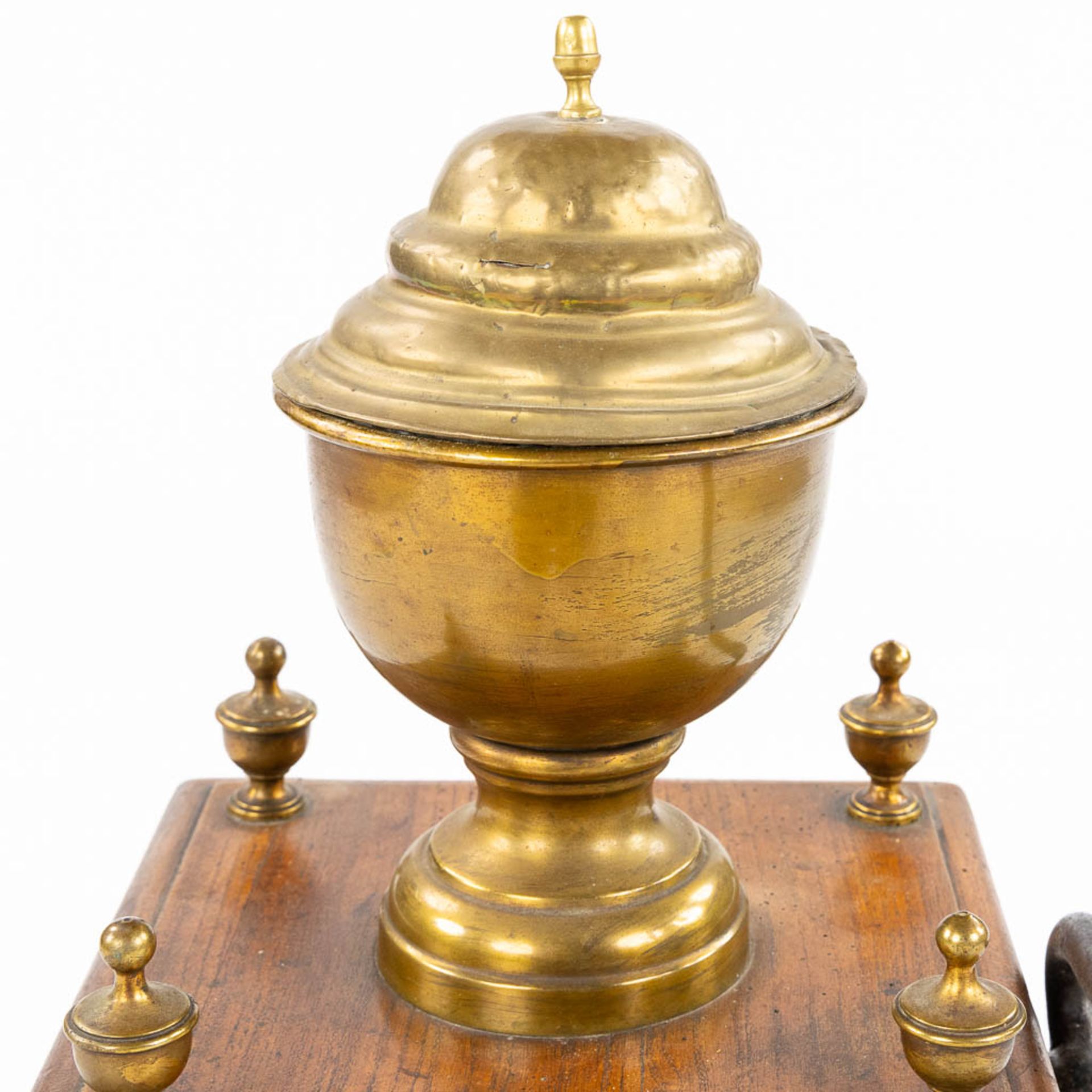 A large and antique 'Coffee Grinder' copper, iron and wood. (L:28 x W:51 x H:52 cm) - Bild 10 aus 10