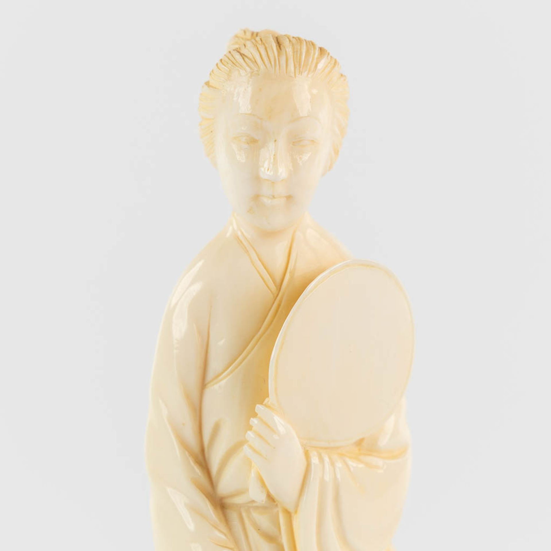 Figurine of a Beauty with mirror, sculptured ivory, China. (L:2,5 x W:4 x H:18 cm) - Image 8 of 9