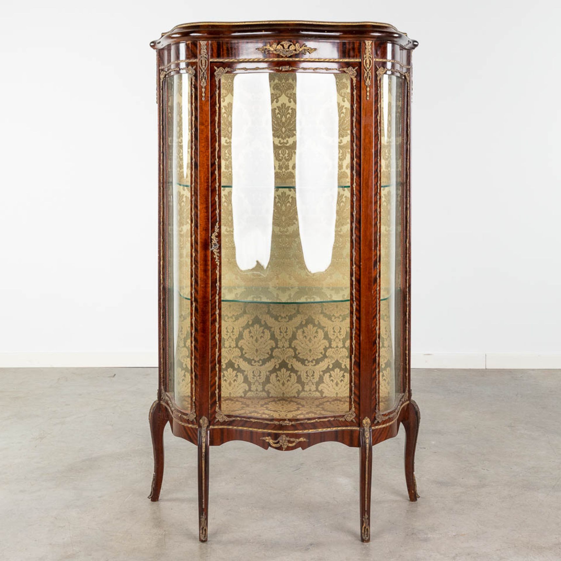 A vintage display cabinet, curved glass mounted with bronze in Louis XV style. (L:35 x W:80 x H:140 - Image 3 of 16