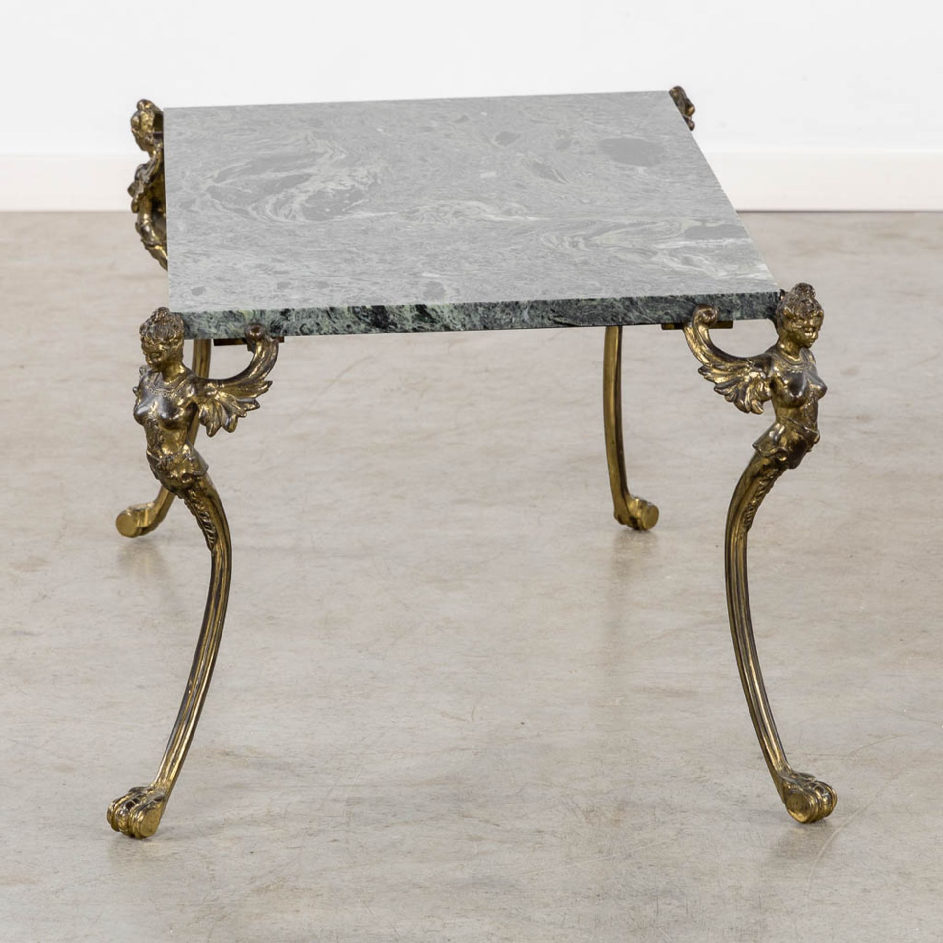A marble and bronze coffee table, added a floorlamp. Circa 1960. (L:52 x W:101 x H:41 cm) - Bild 15 aus 19