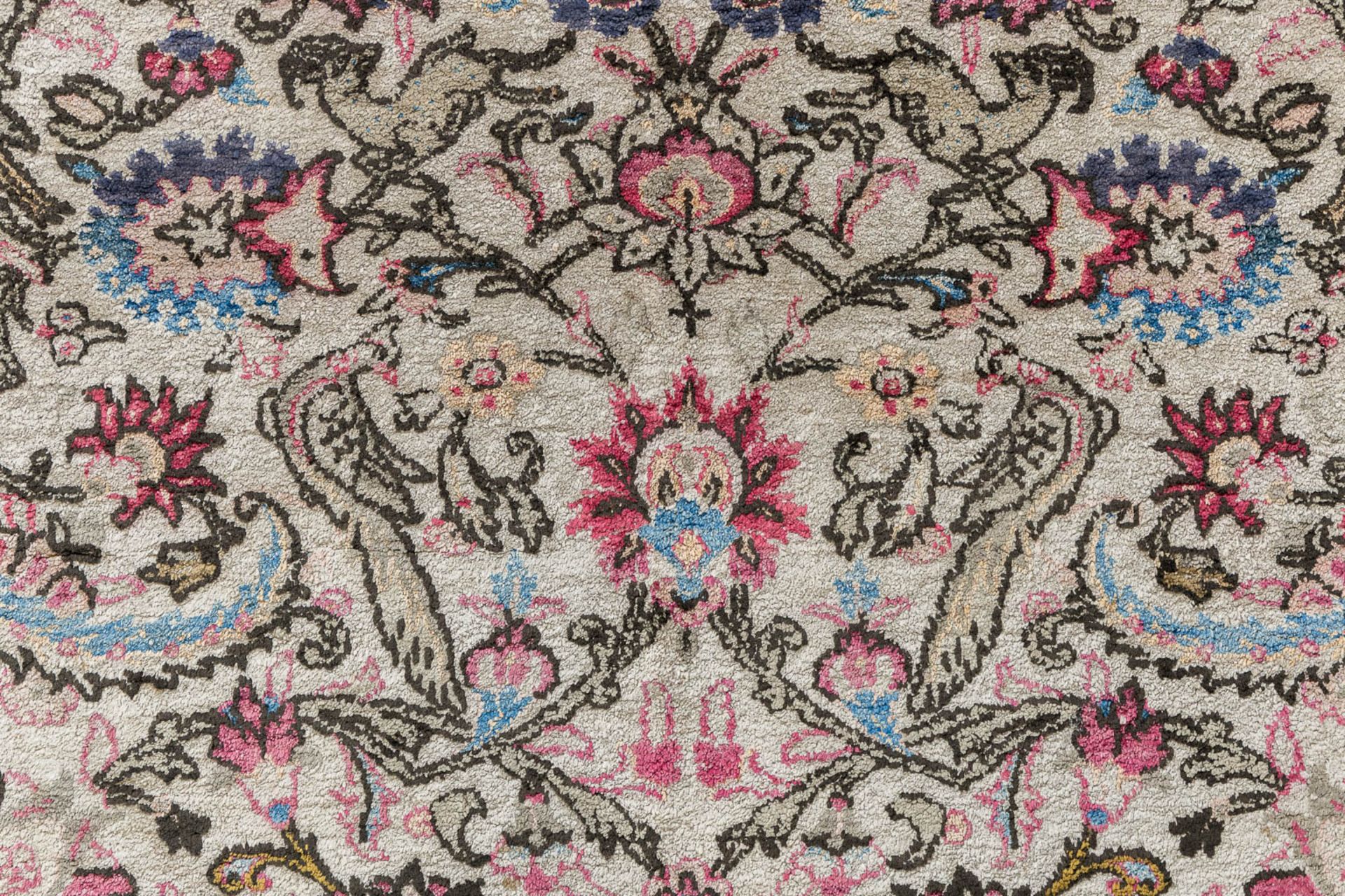 An Oriental hand-made carpet, Kashan, silk. (L:210 x W:135 cm) - Bild 5 aus 9