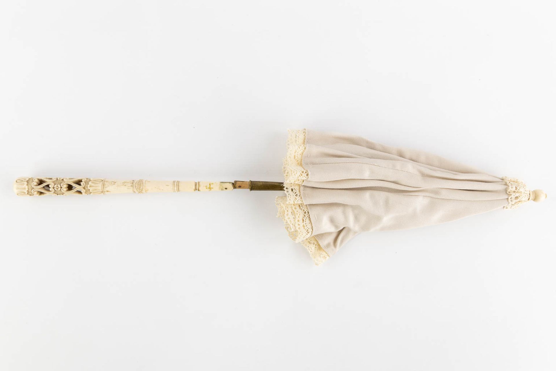 A sunshade with ivory handle, France, 19th C. (L:60 cm) - Bild 7 aus 11