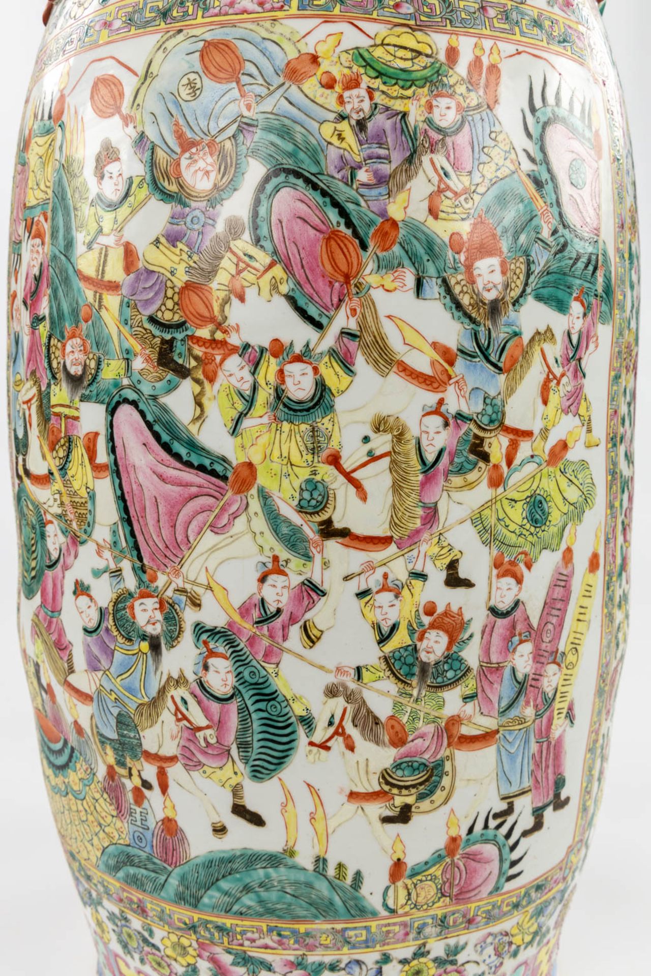 A very large Chinese Famille Rose vase, decorated with figurines (crack). (H:91 x D:38 cm) - Bild 8 aus 11
