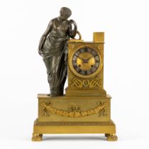 A mantle clock, gilt bronze, Empire. Circa 1800. (L:11,5 x W:26 x H:39,5 cm)