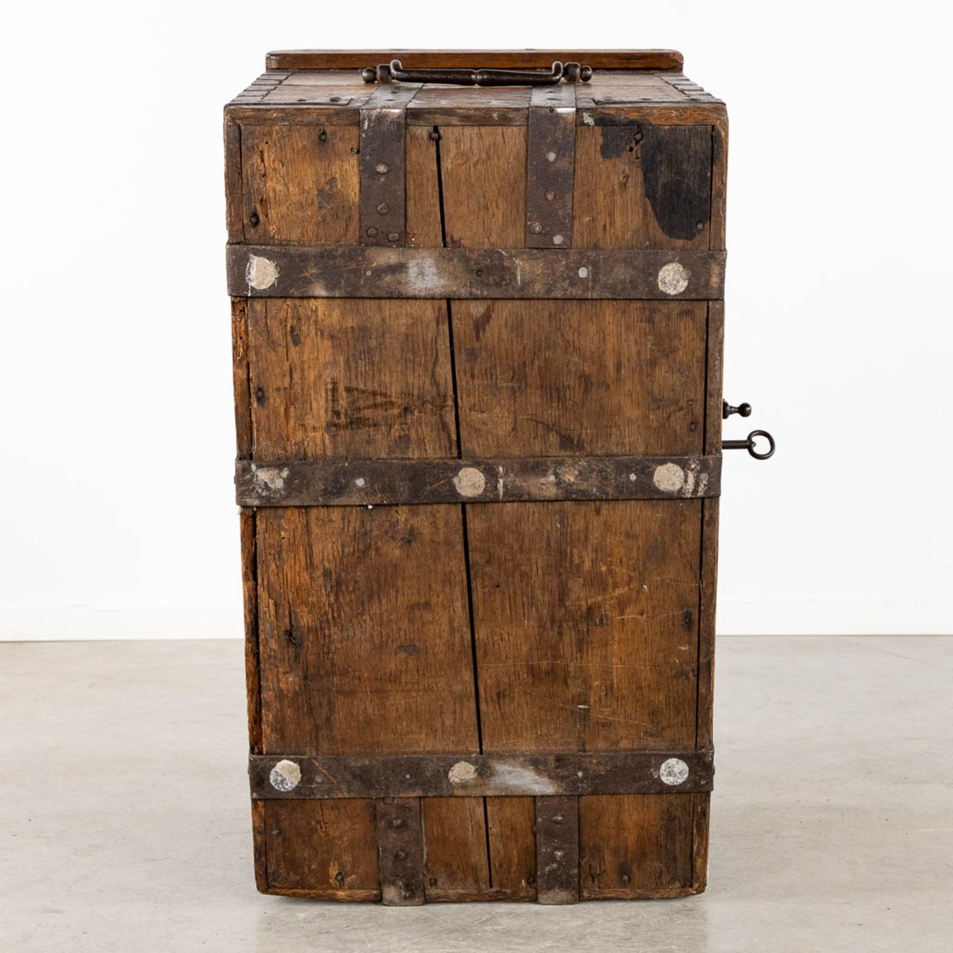 An antique Money box, wood mounted with wrought iron, circa 1500. (L:77 x W:44 x H:50 cm) - Bild 8 aus 14