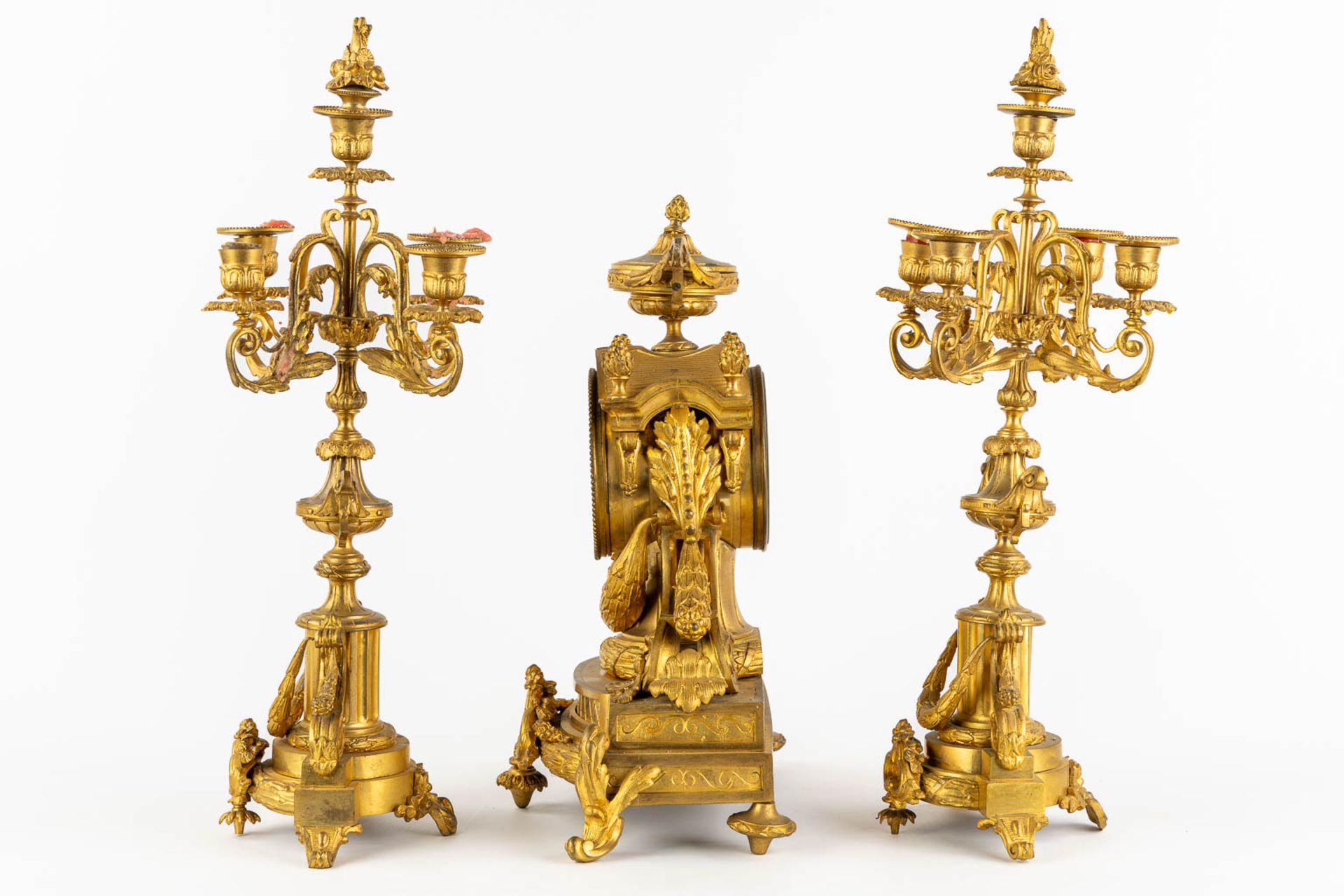 A three-piece mantle garniture clock and candelabra, gilt bronze. 19th C. (L:20 x W:32 x H:43 cm) - Image 7 of 13