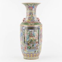 A Chinese vase, Famille Rose decorated with warriors. (H:58 x D:24 cm)