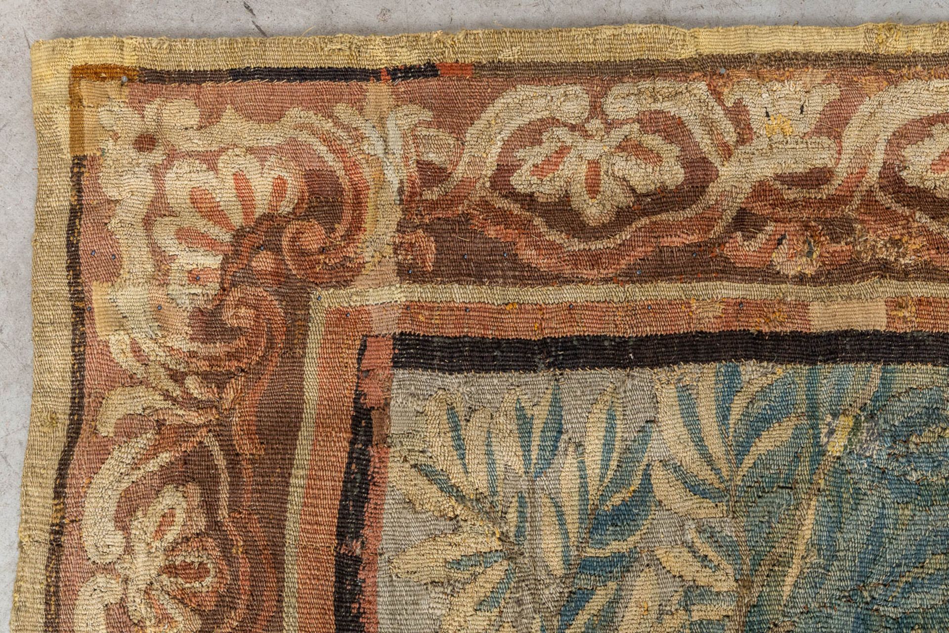 An antique 'Verdure' tapissery, Decorated with a castle, fauna and flora. 17th C. (W:276 x H:277 cm) - Bild 9 aus 10