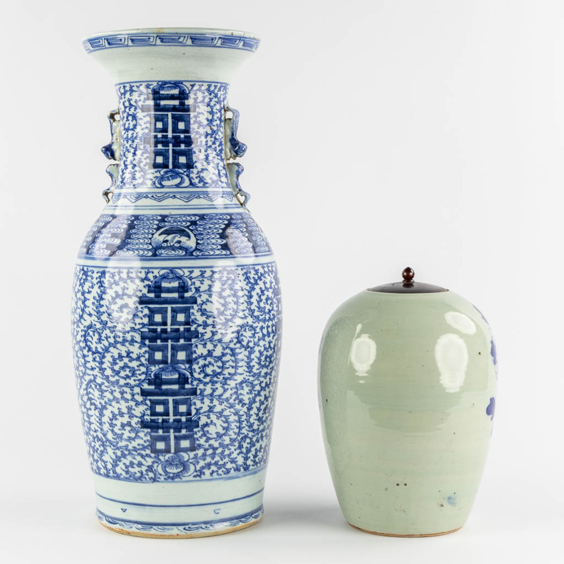 A Chinese celadon vase and ginger jar with a blue-white Double Xi and Floral decor. 19th/20th C. (H: - Bild 5 aus 11