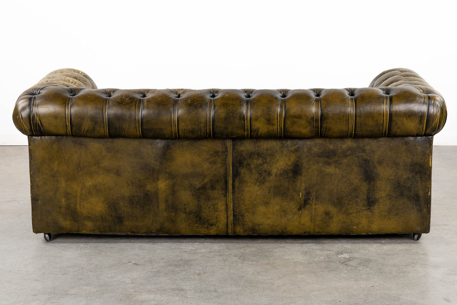 A Chesterfield three-person, green leather sofa. (L:90 x W:188 x H:68 cm) - Image 5 of 13