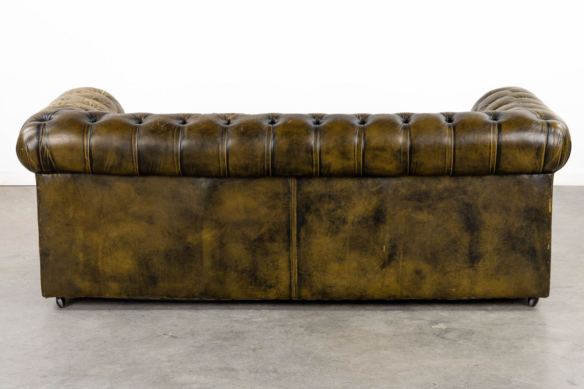 A Chesterfield three-person, green leather sofa. (L:90 x W:188 x H:68 cm) - Bild 5 aus 13