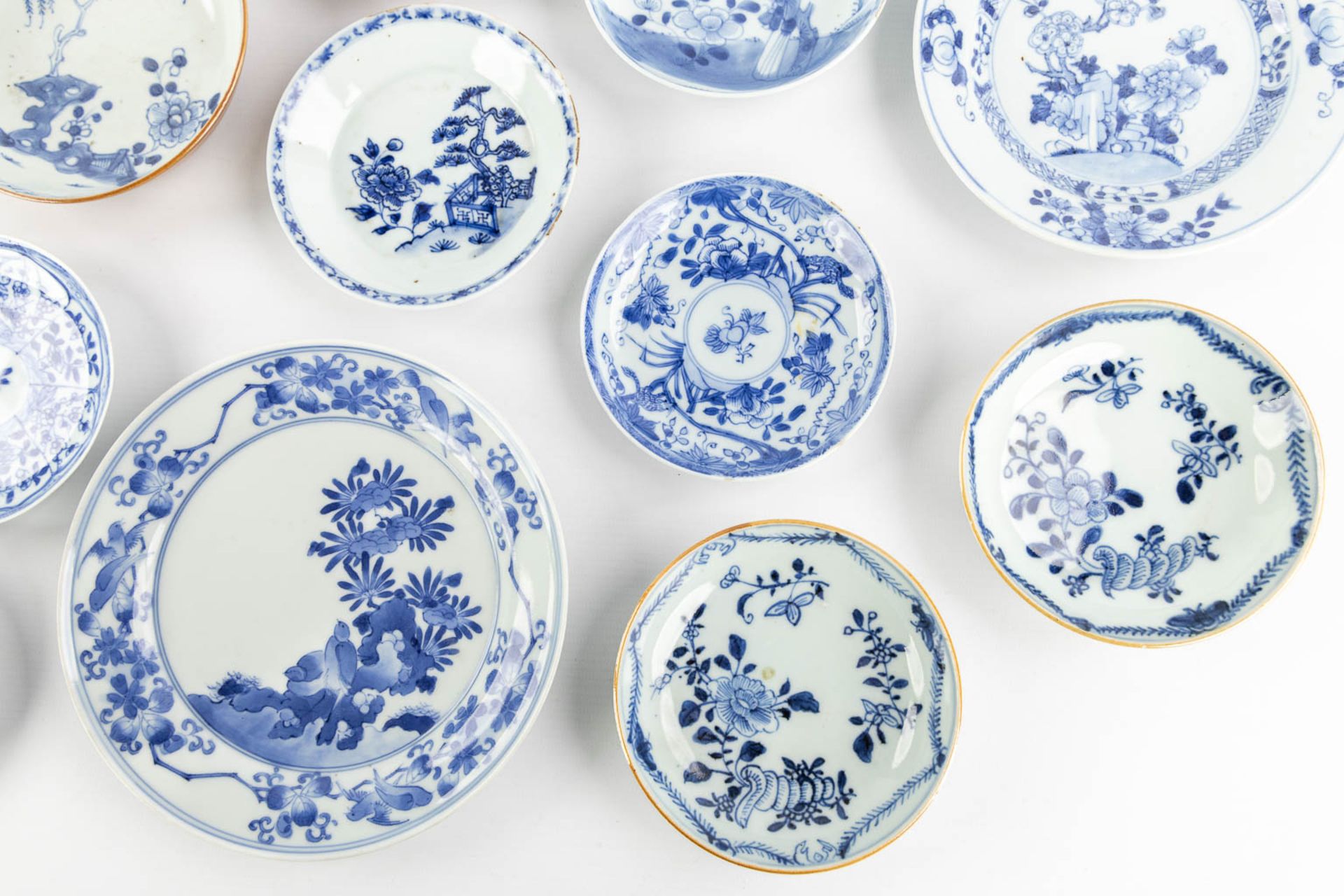Sixteen Chinese blue-white and capucine plates, Kangxi and Yongzheng period. (D:18,6 cm) - Bild 6 aus 7
