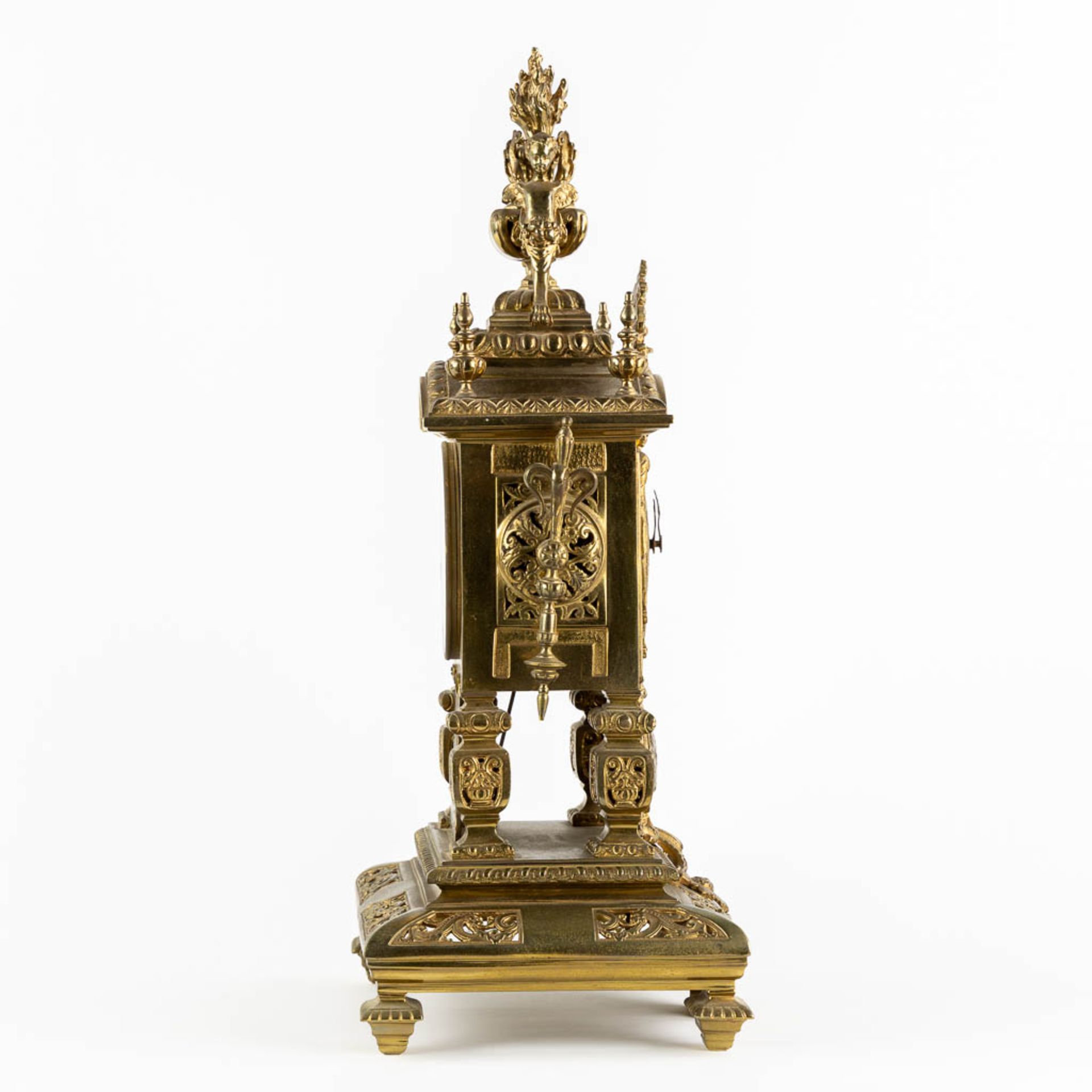 A mantle clock, bronze decorated with angels. Circa 1900. (L:21 x W:27 x H:54 cm) - Image 4 of 13