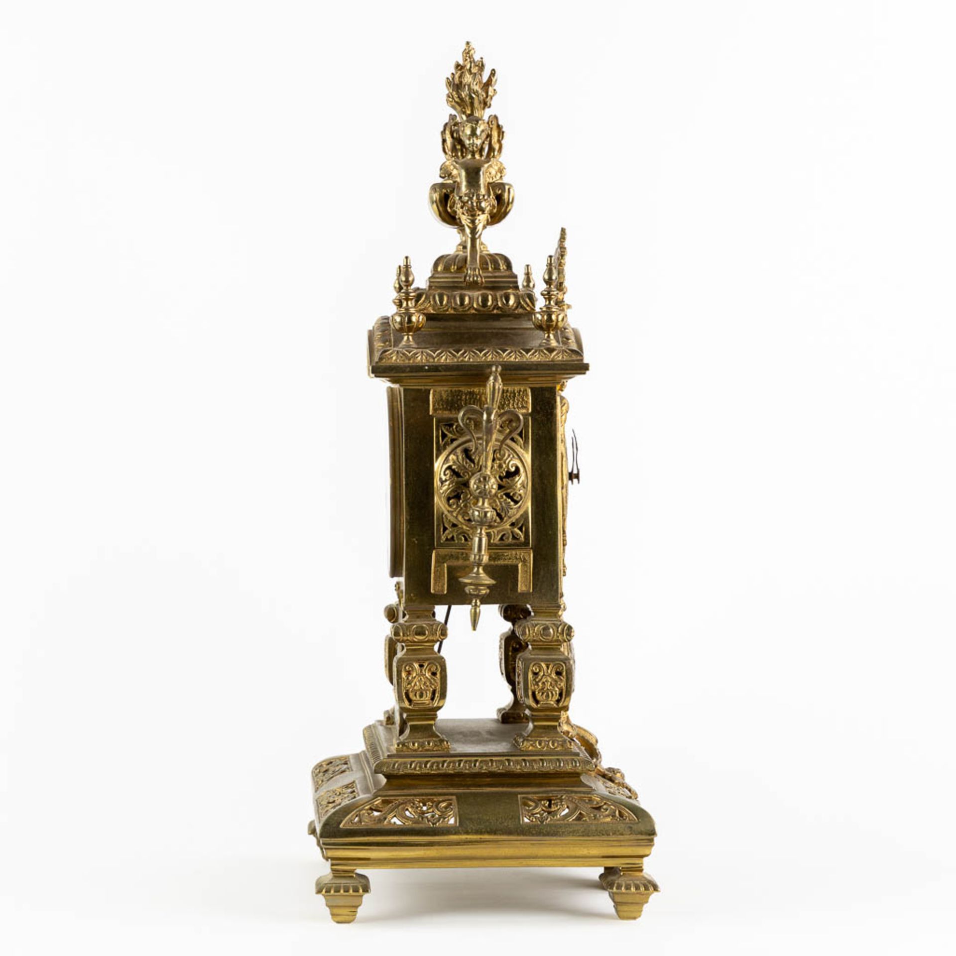 A mantle clock, bronze decorated with angels. Circa 1900. (L:21 x W:27 x H:54 cm) - Bild 4 aus 13