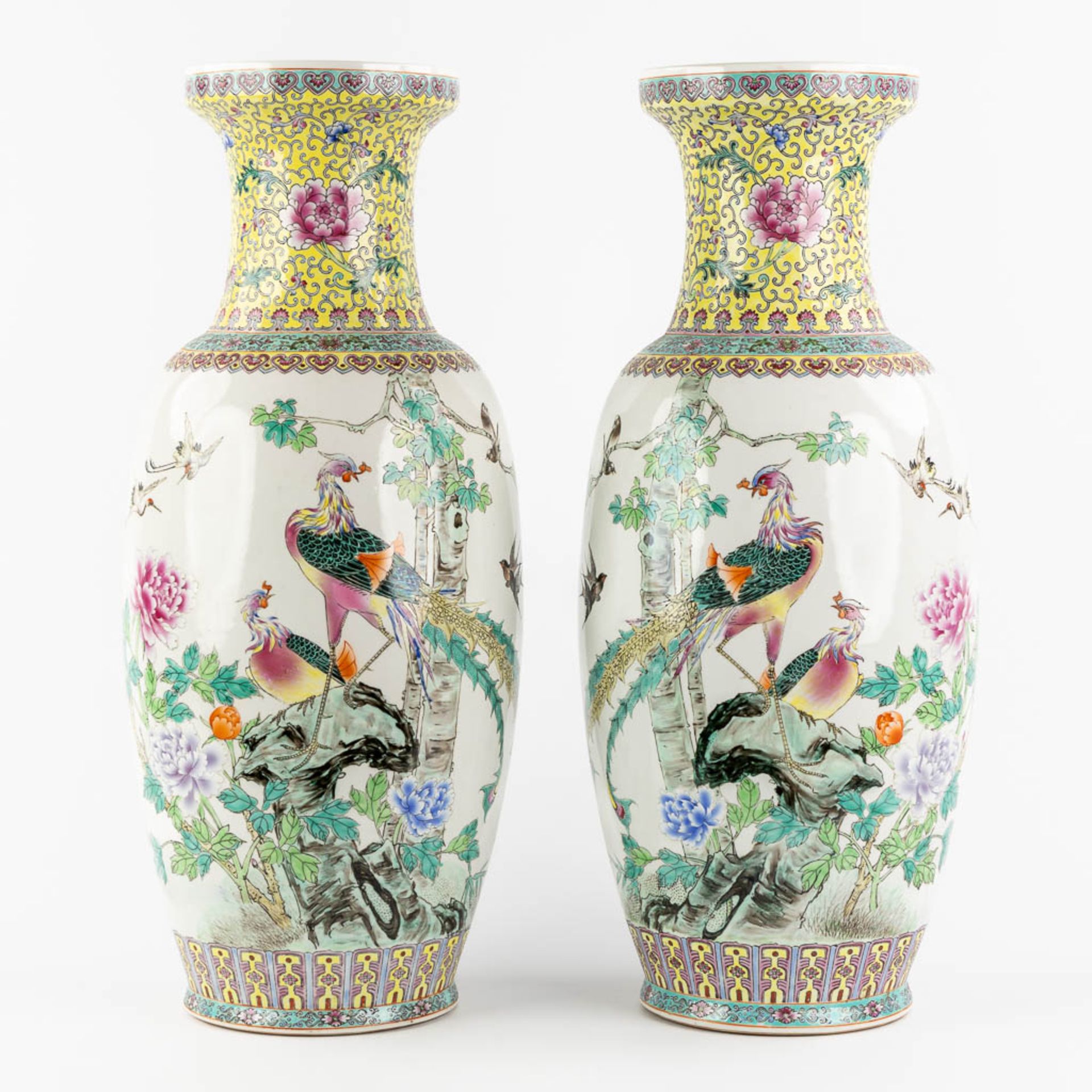 A decorative pair of Chinese vases with a Phoenix decor, 20th C. (H:62 x D:26 cm)