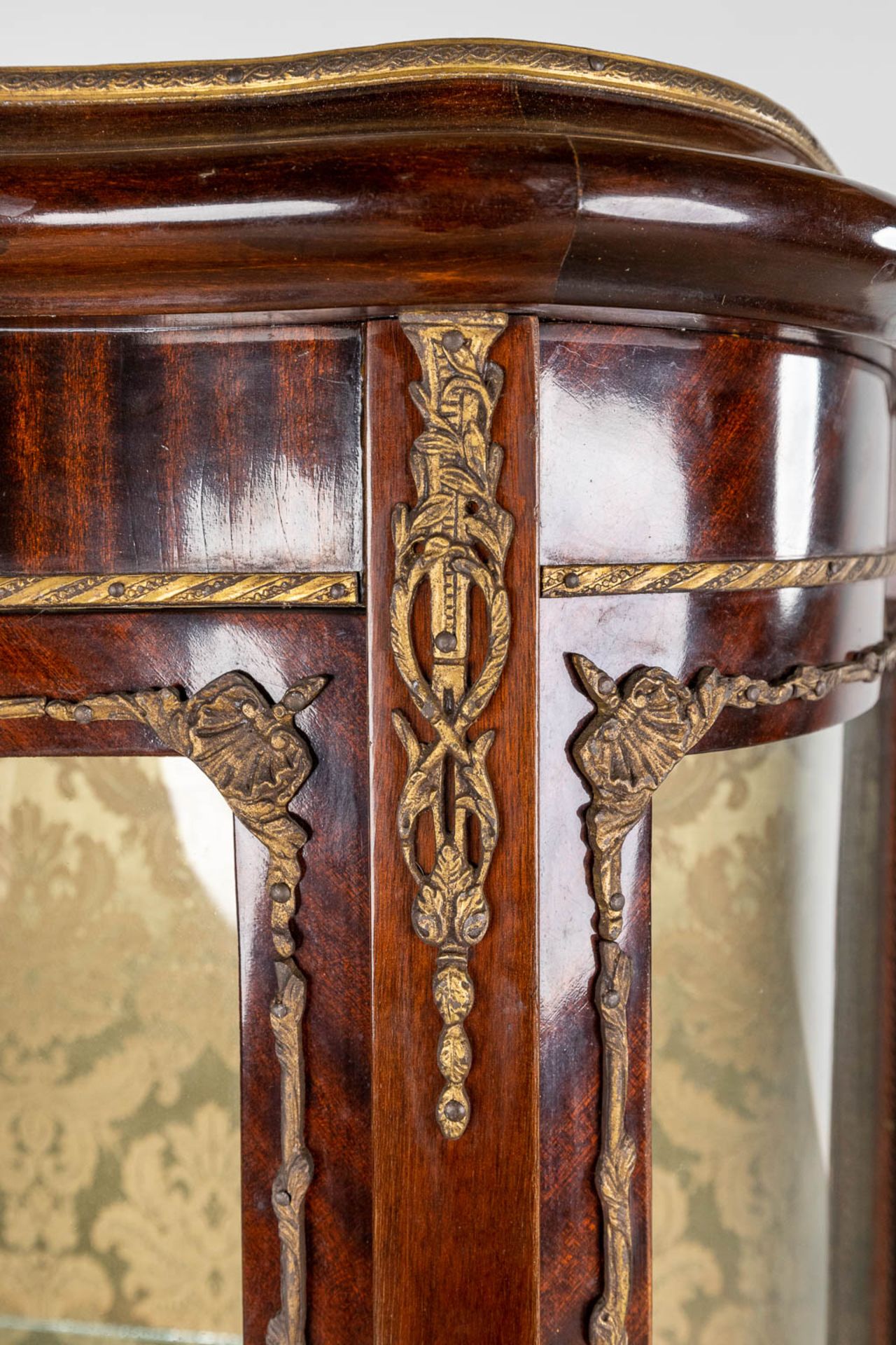 A vintage display cabinet, curved glass mounted with bronze in Louis XV style. (L:35 x W:80 x H:140 - Image 10 of 16