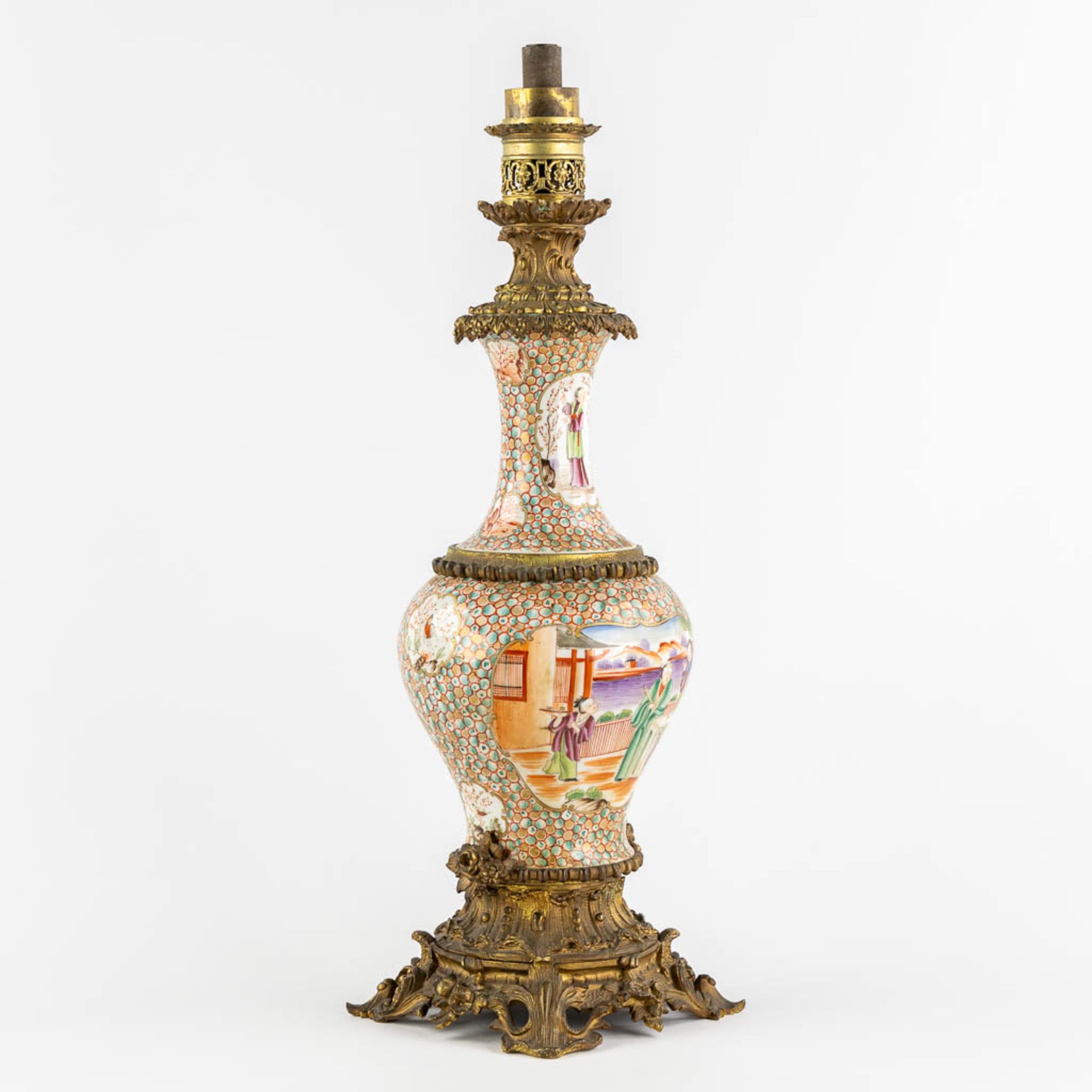 An antique oil lamp, Chinese Famille Rose porcelain mounted with gilt bronze. 19th C. (L:20 x W:20 x - Bild 3 aus 12