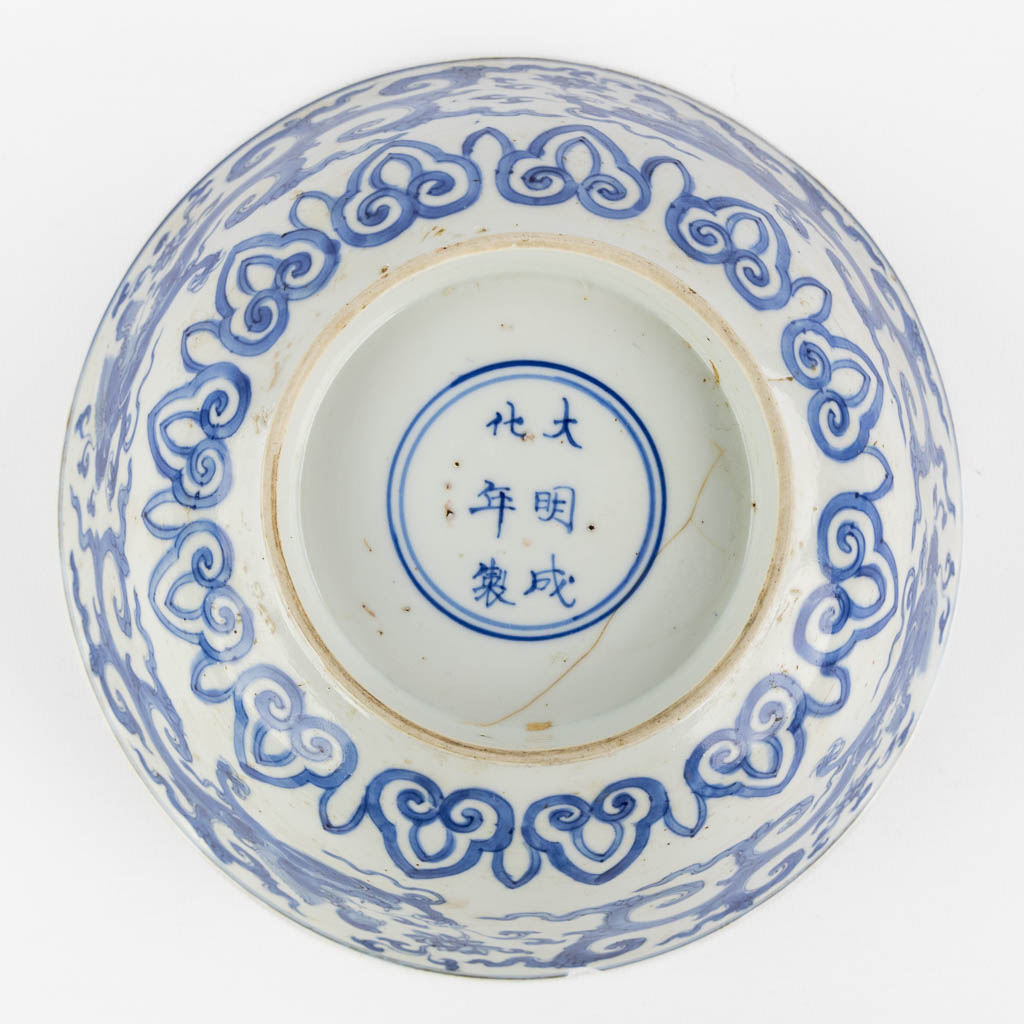 A Chinese bowl with dragon decor, Blue-White decor, Kangxi period. (H:9,5 x D:21 cm) - Image 8 of 10