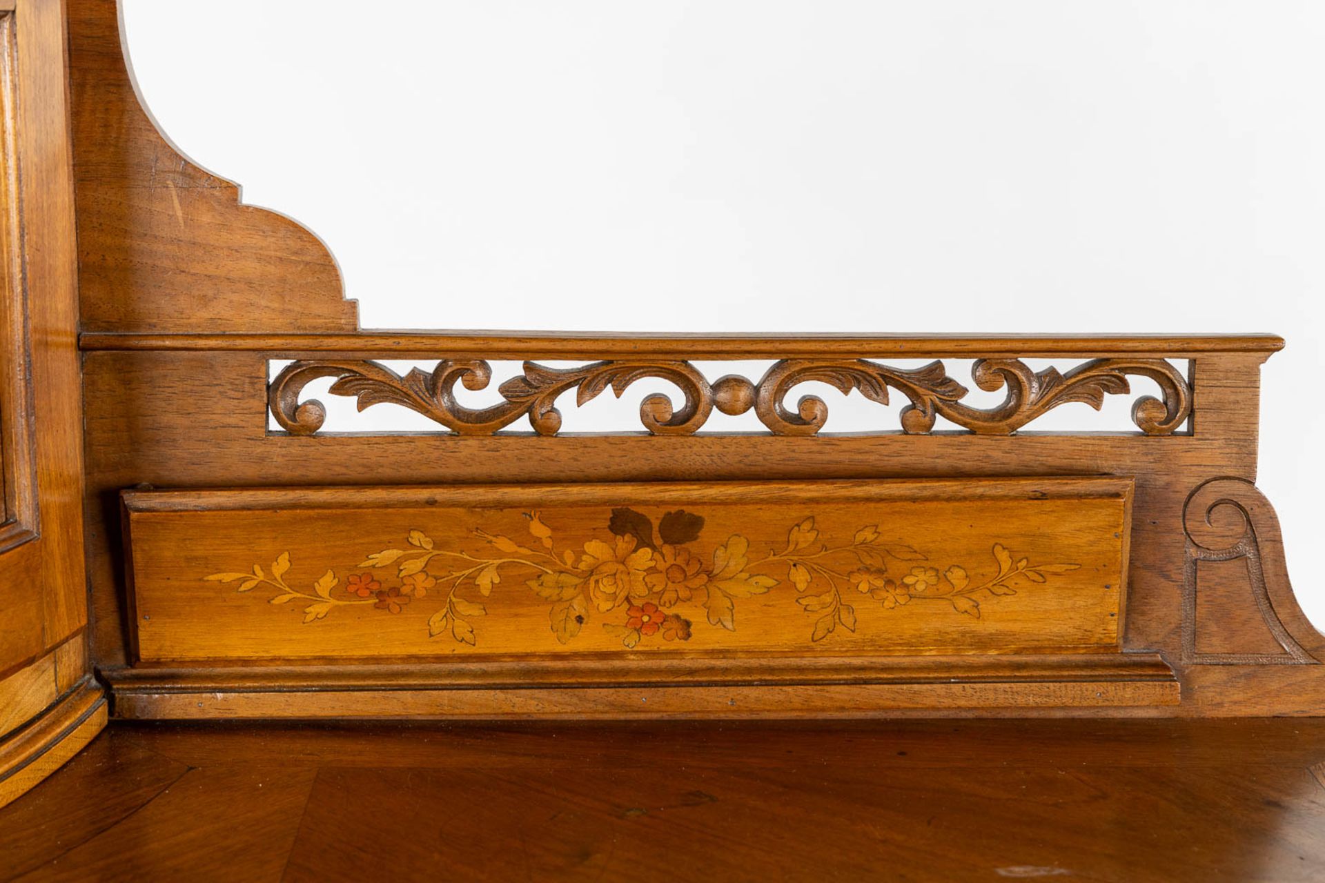 An elegant ladies' desk, walnut with marquetry inlay. 19th C. (L:50 x W:88 x H:120 cm) - Bild 10 aus 12